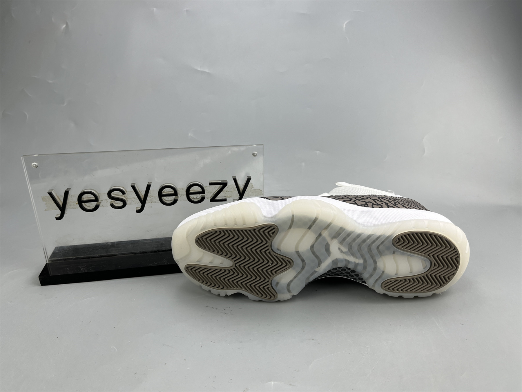 UA AIR JORDAN 11 LOW ELEPHANT