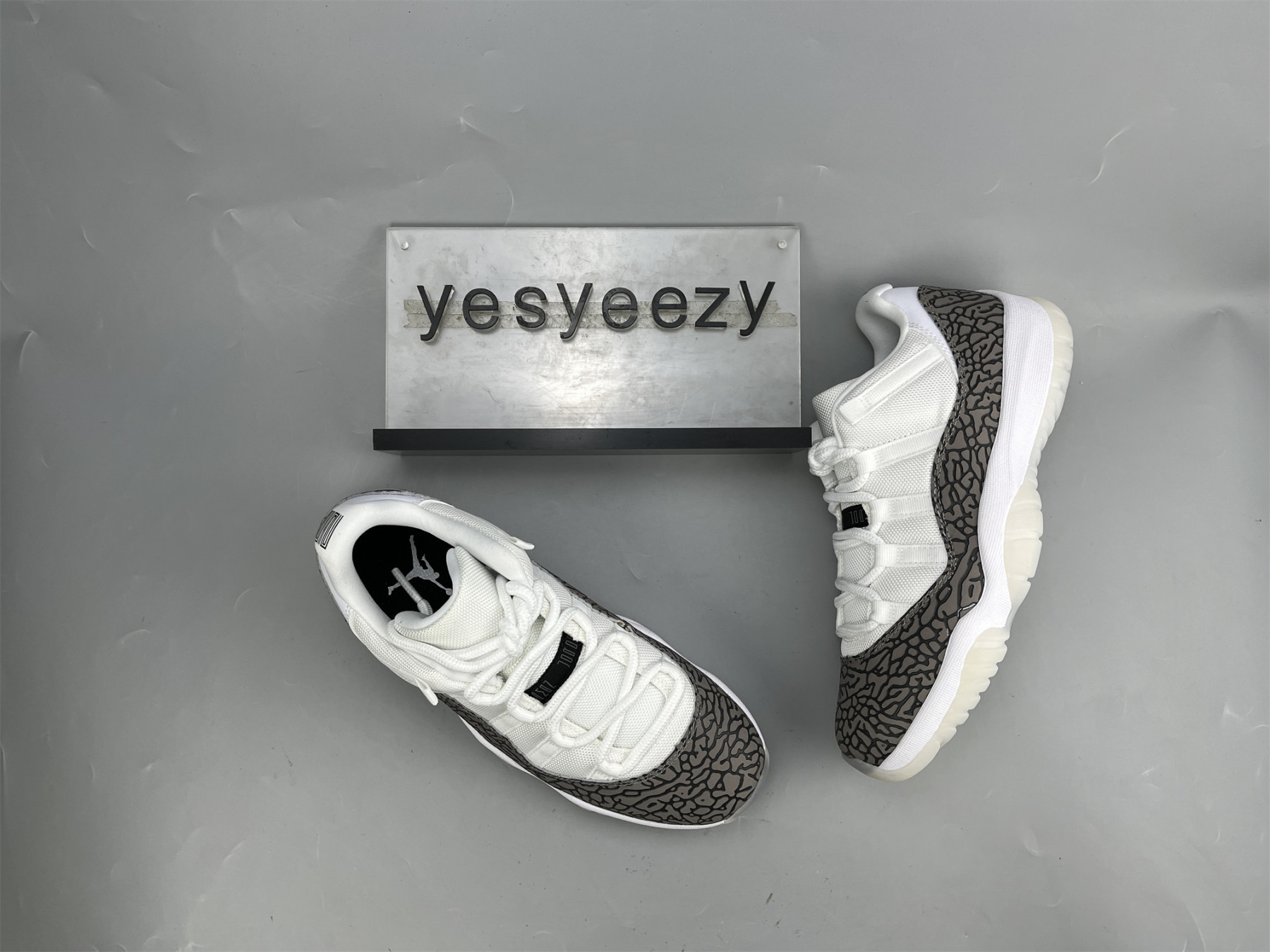 UA AIR JORDAN 11 LOW ELEPHANT