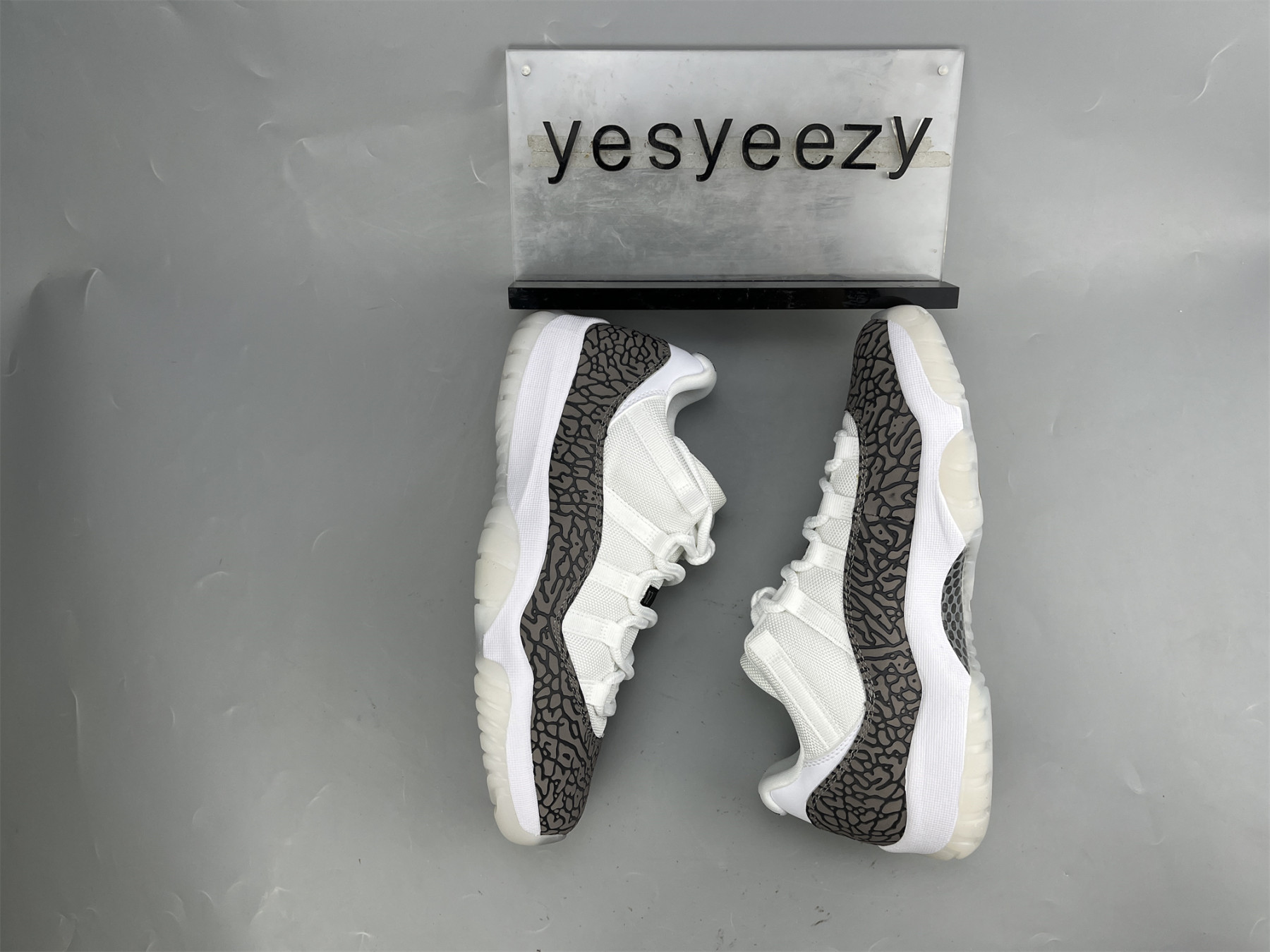 UA AIR JORDAN 11 LOW ELEPHANT