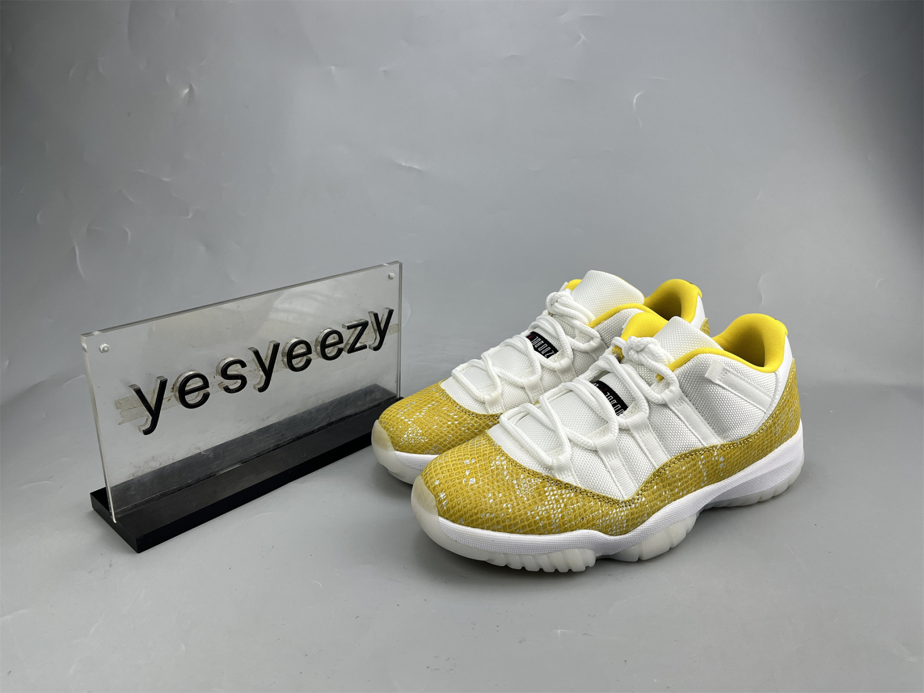 UA WMNS AIR JORDAN 11 RETRO LOW 