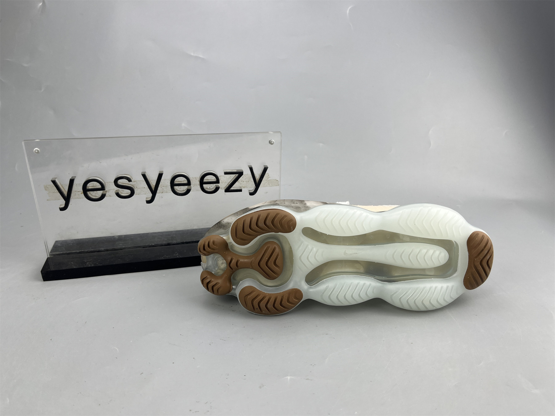 UA NIKE WMNS AIR MAX SCORPION FLYKNIT 