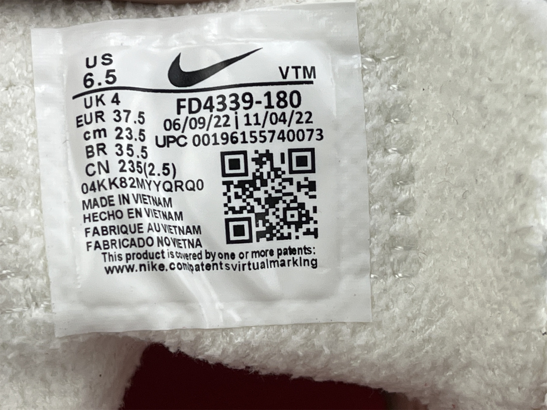 UA NIKE WMNS AIR MAX SCORPION FLYKNIT 