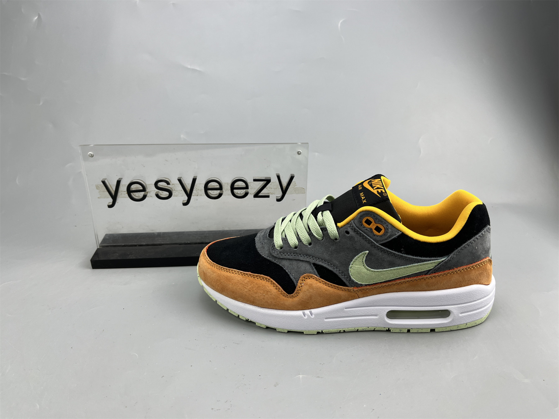 UA NIKE AIR MAX 1 PREMIUM 