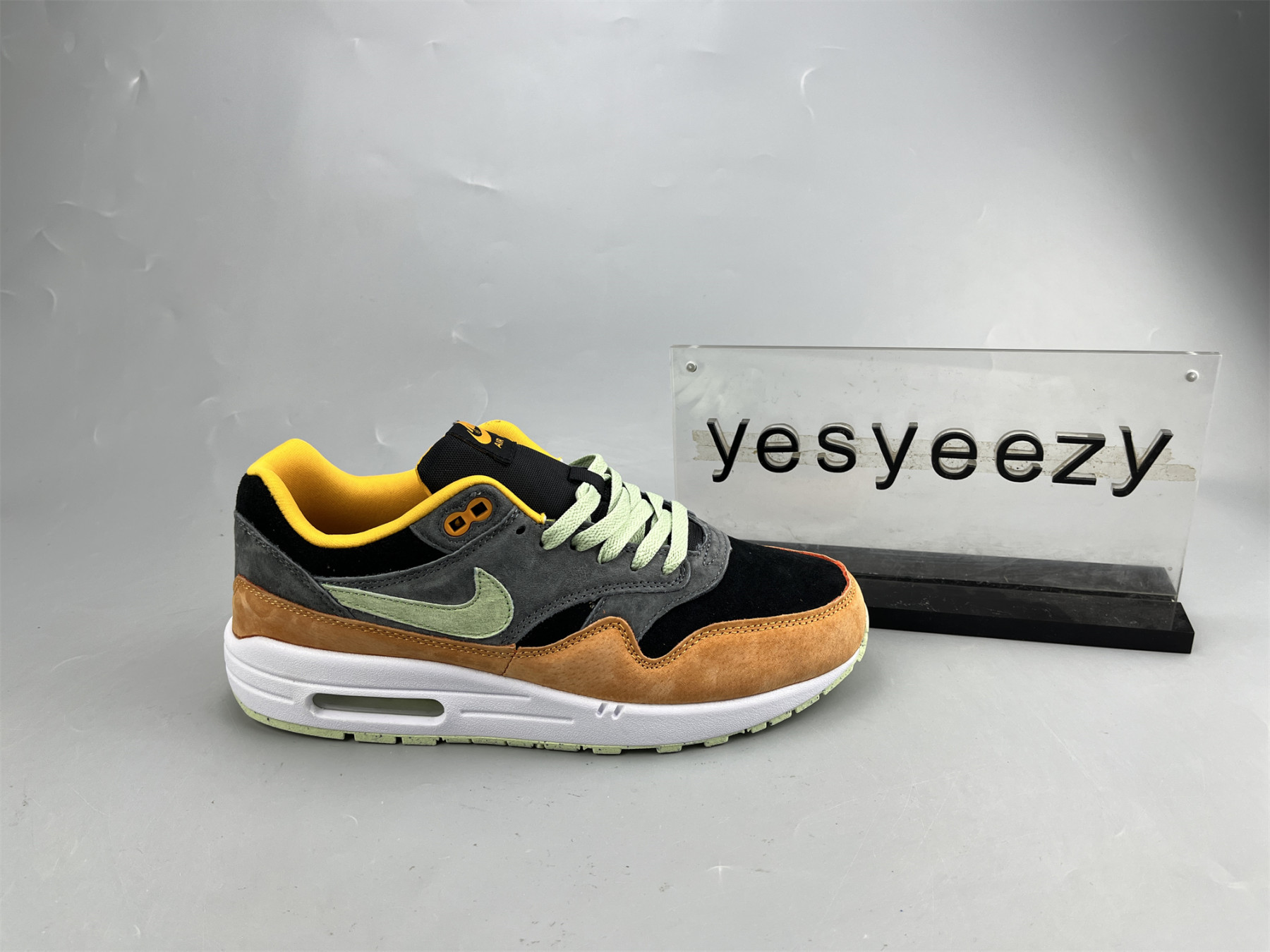 UA NIKE AIR MAX 1 PREMIUM 