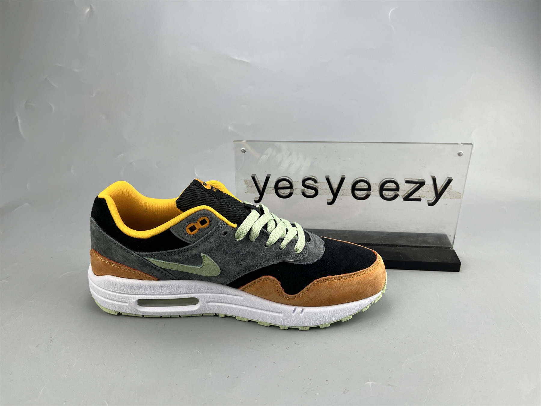 UA NIKE AIR MAX 1 PREMIUM 