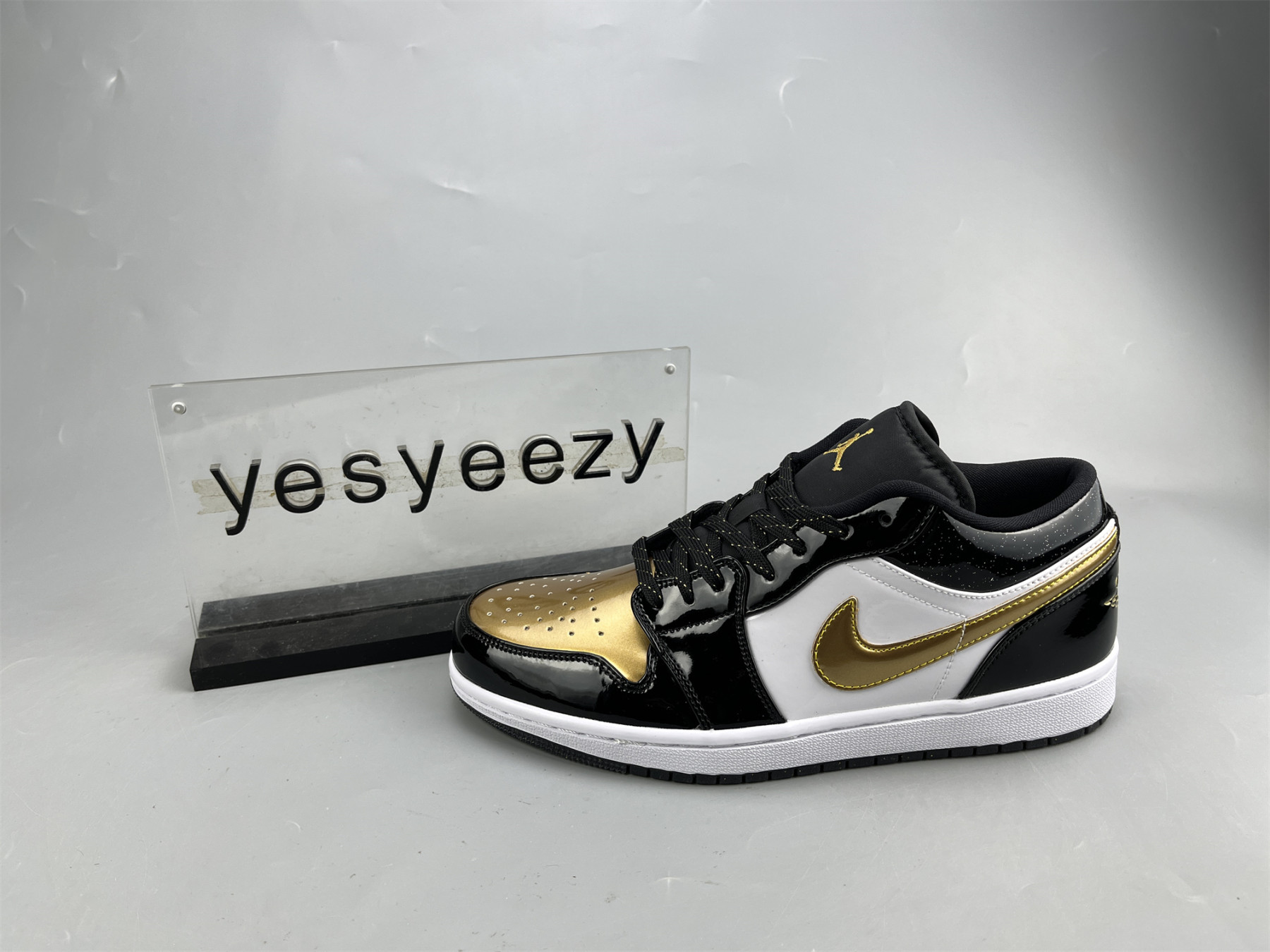 UA AIR JORDAN 1 LOW SE GS 