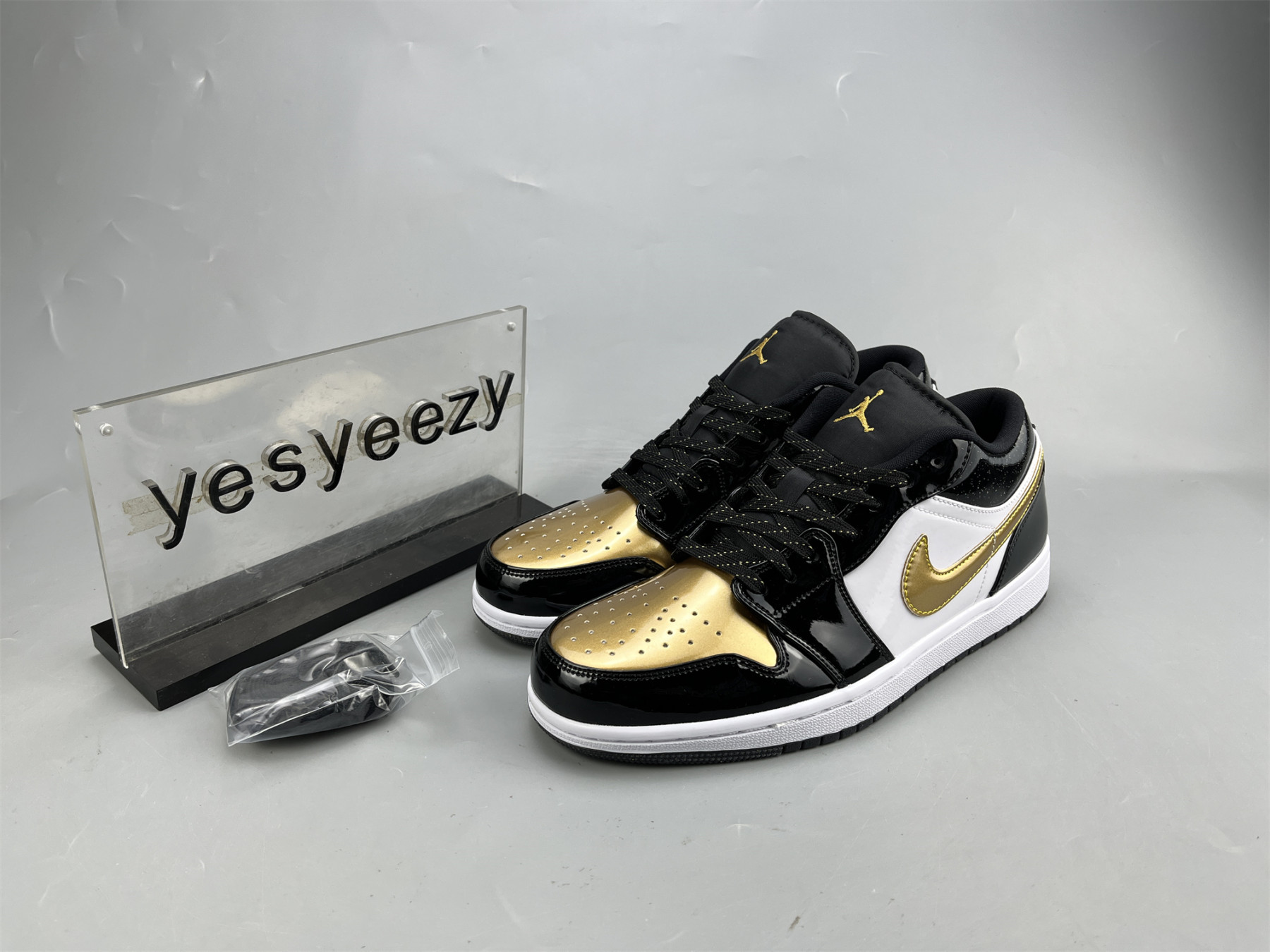 UA AIR JORDAN 1 LOW SE GS 