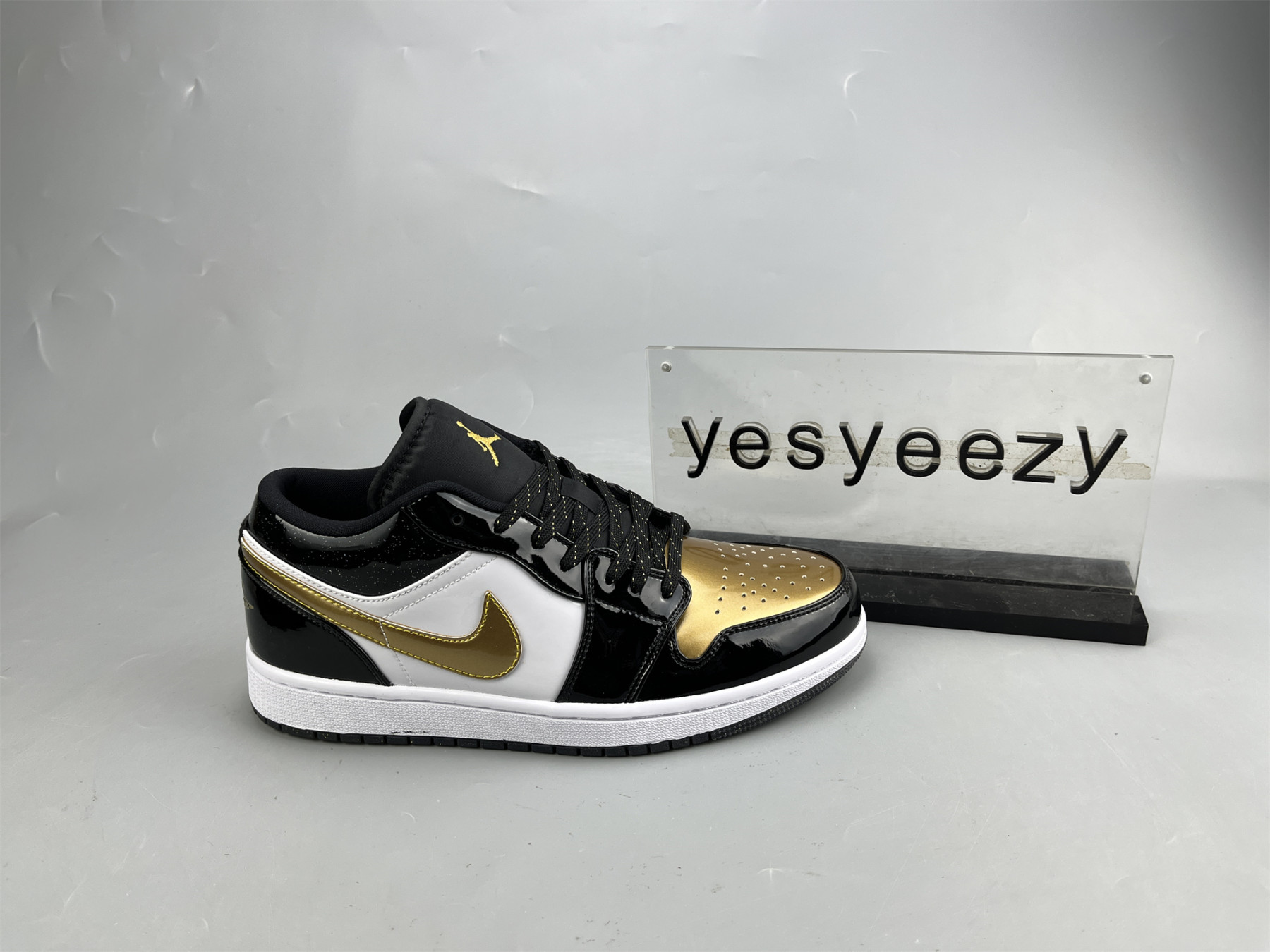 UA AIR JORDAN 1 LOW SE GS 