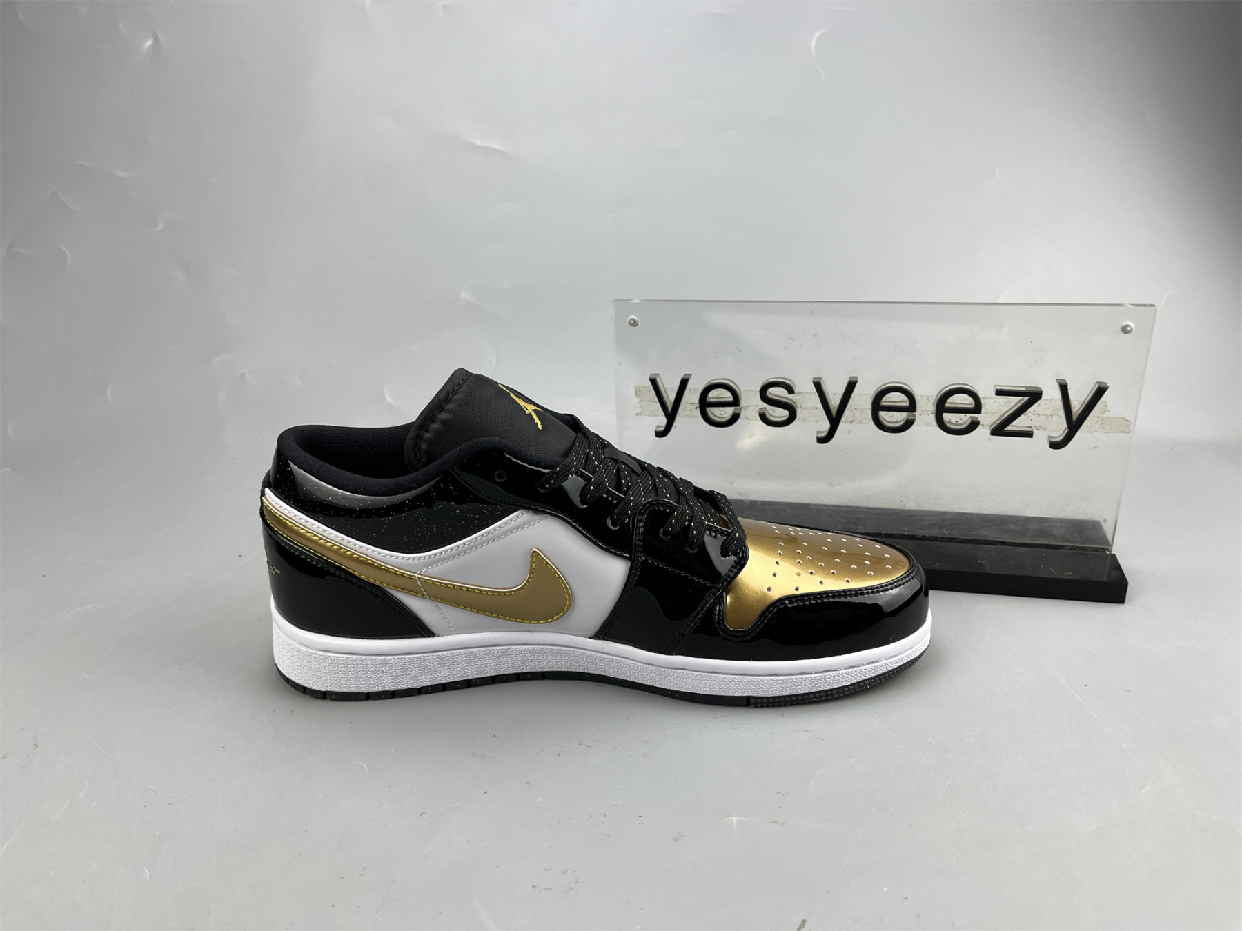 UA AIR JORDAN 1 LOW SE GS 