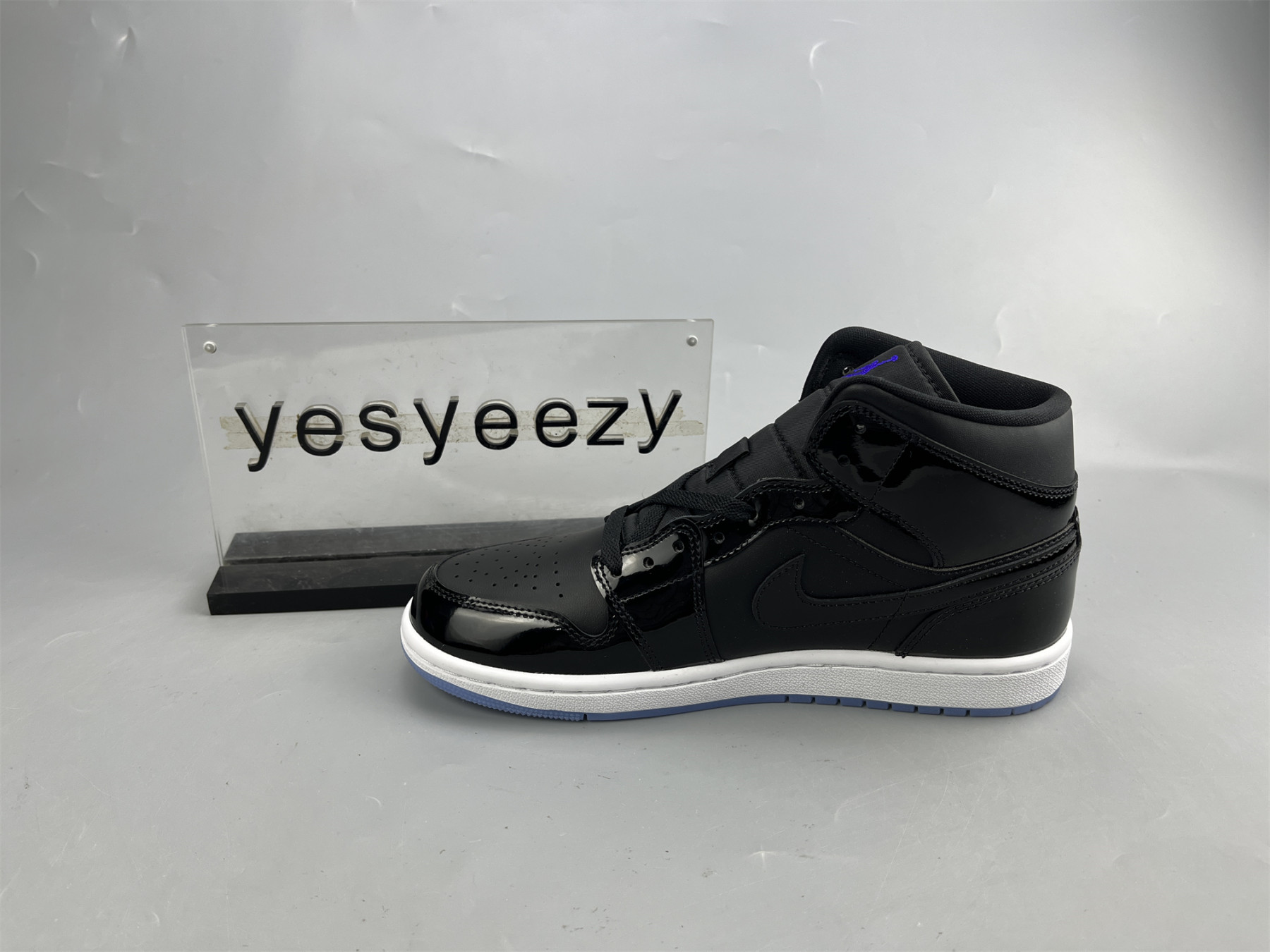 UA AIR JORDAN 1 MID SE 