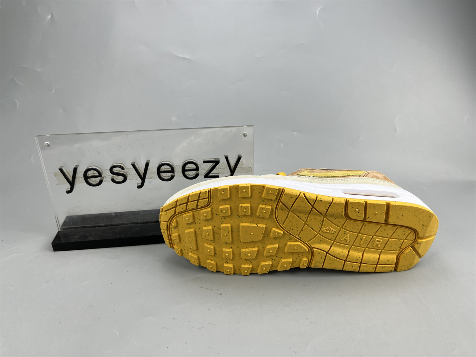 UA NIKE AIR MAX 1 PREMIUM 