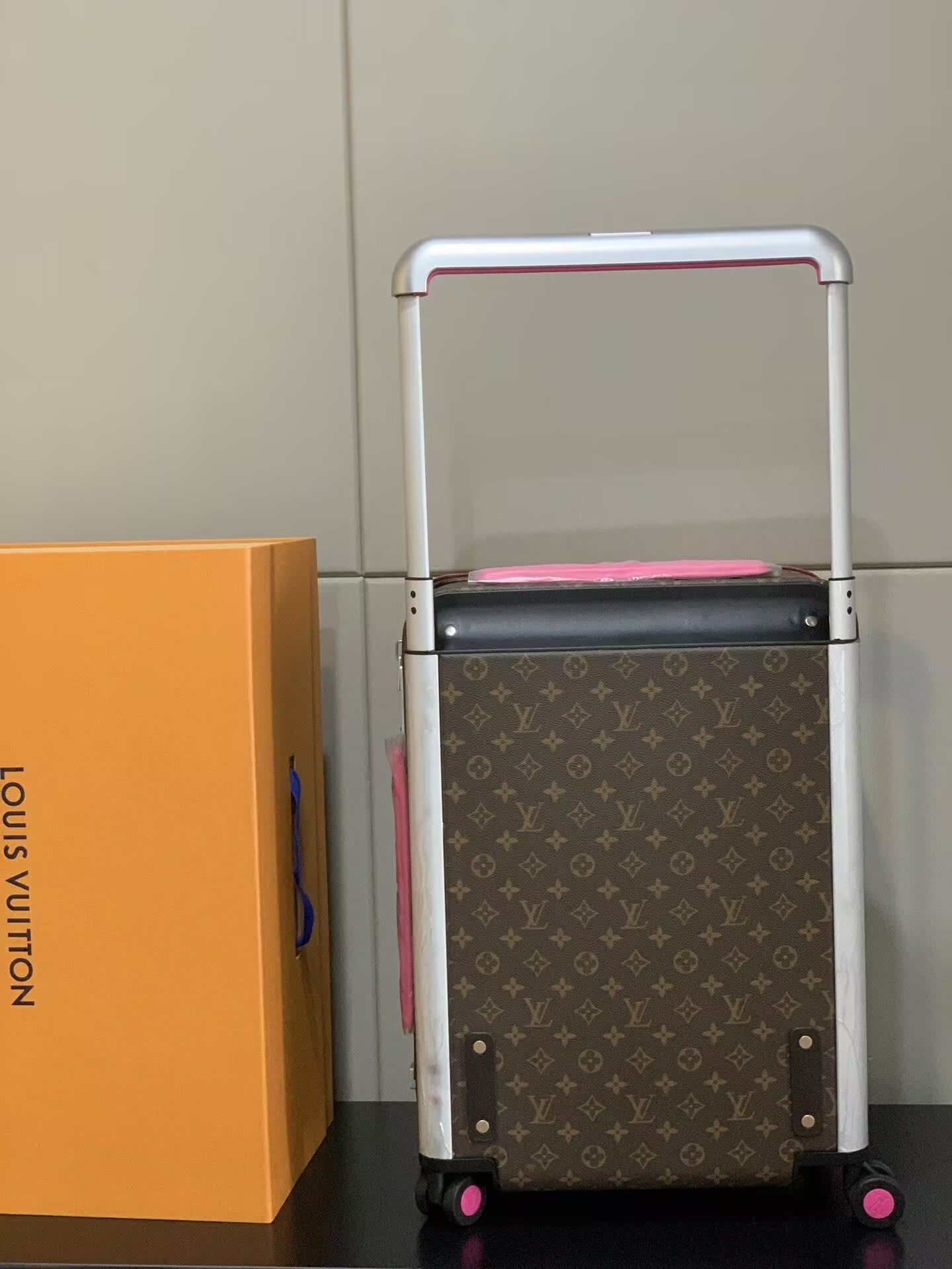 L0vis Vvtt0n LV Horizon 55 Colormania Fuchsia M46780 15 x 21.7 x 8.3 inches