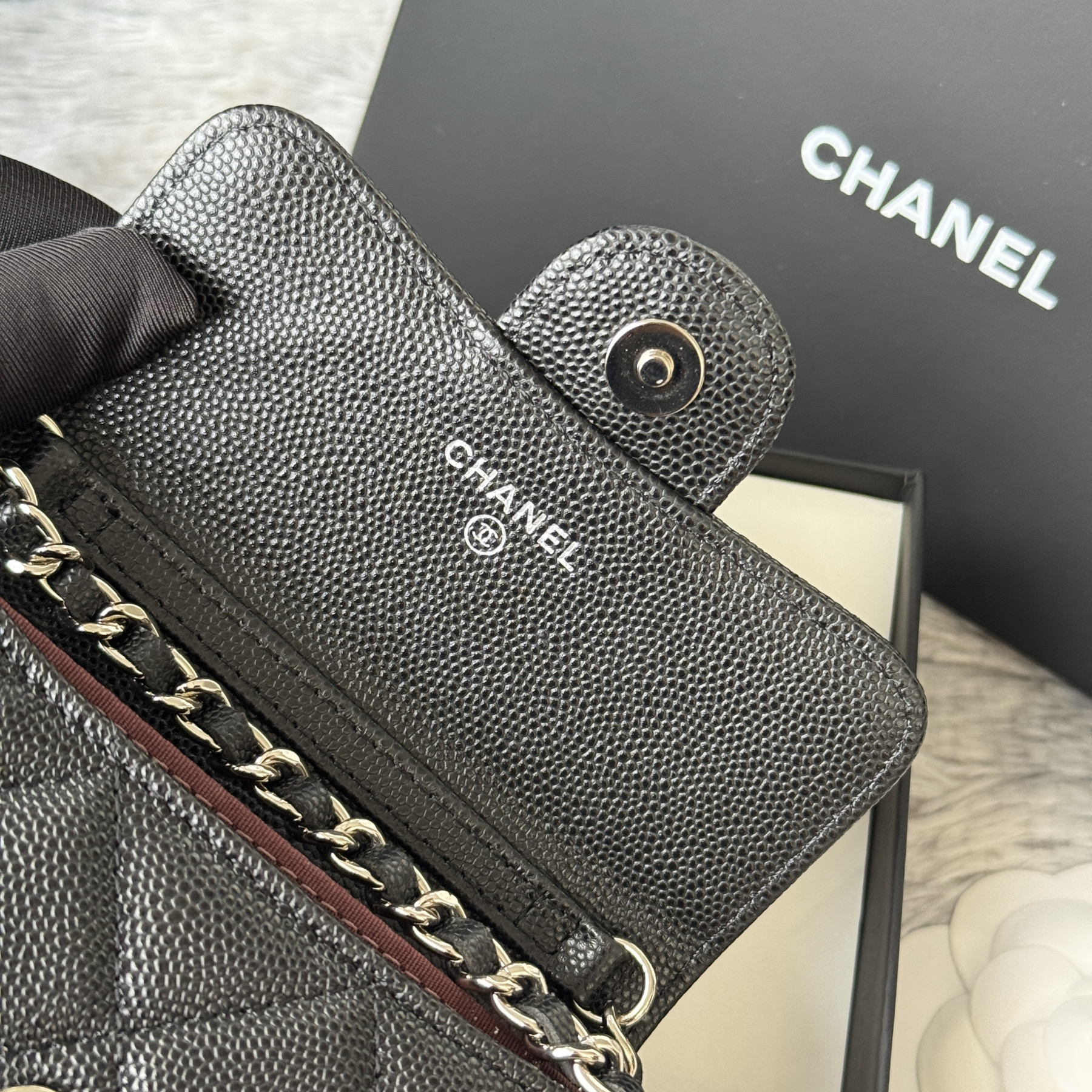 Ch**el wallet on chain 8.5x12.5x2.5cm