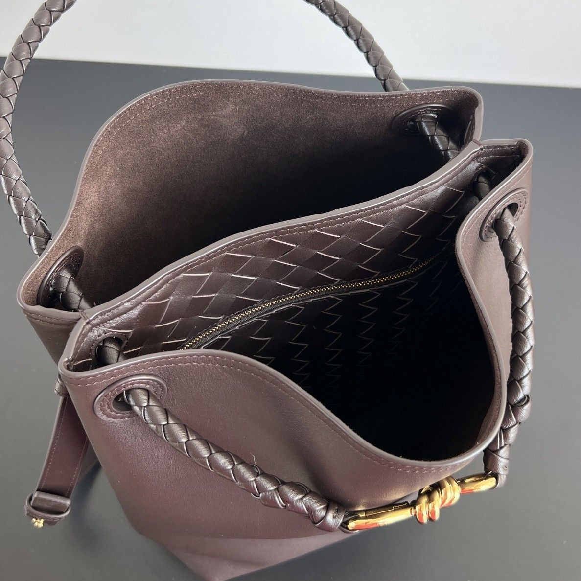 B0tt*ga Ven*ta Andiamo Medium Leather Bucket Bag 34x24x12cm Without Box