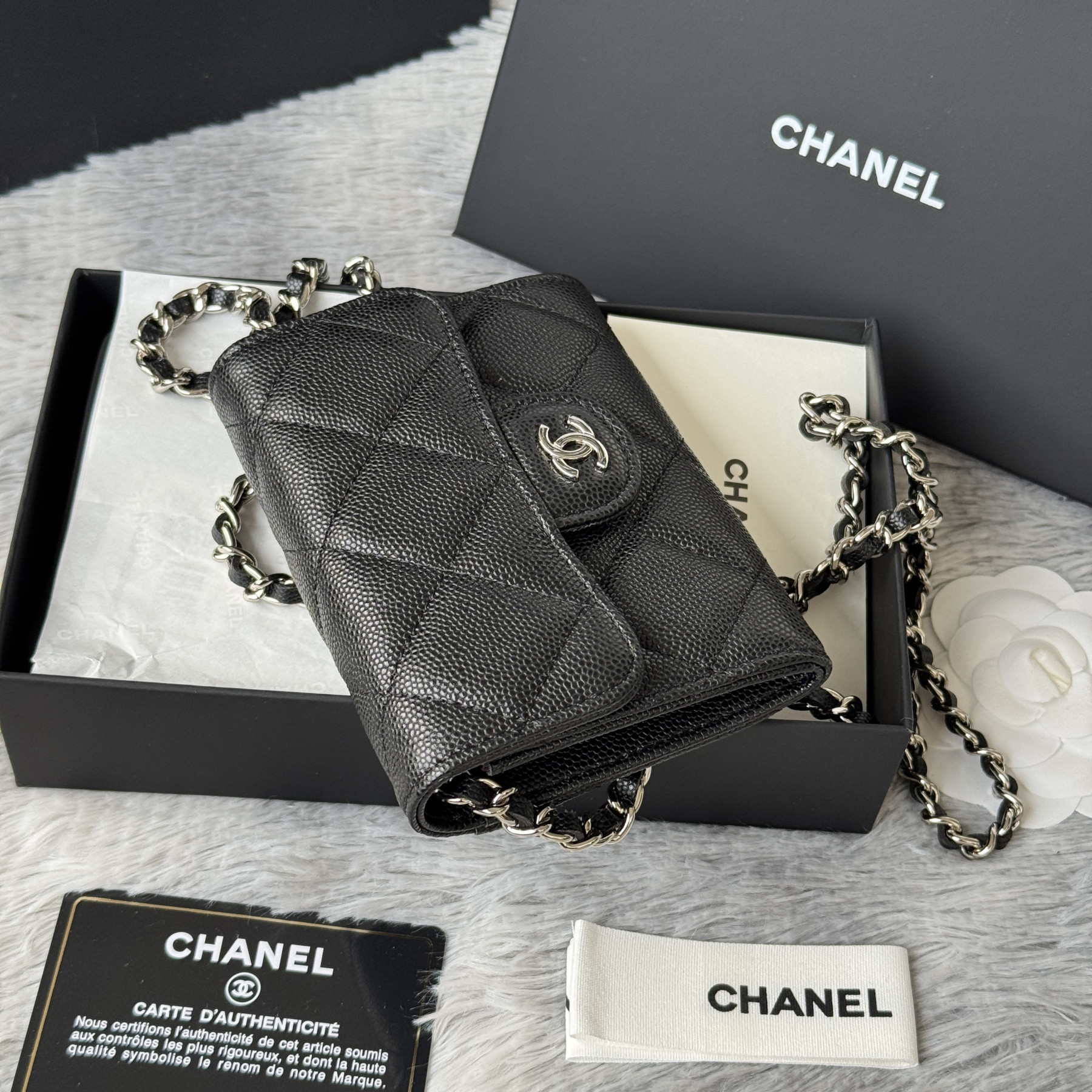 Ch**el wallet on chain 8.5x12.5x2.5cm