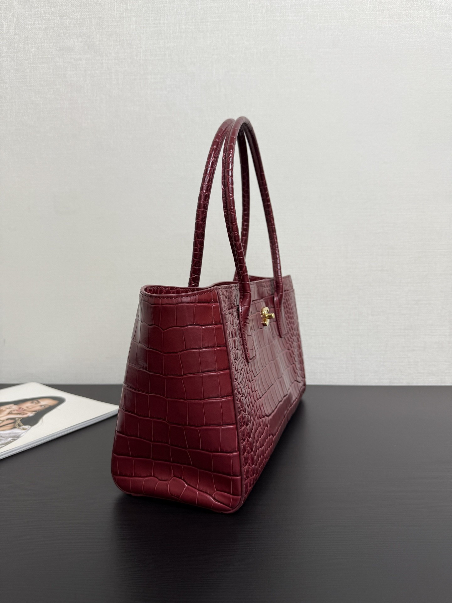 Ch**el tote crocodile-embossed bag 35x21x12cm