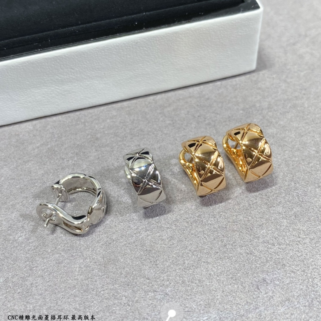 Chanel Finely carved diamond surface Earrings