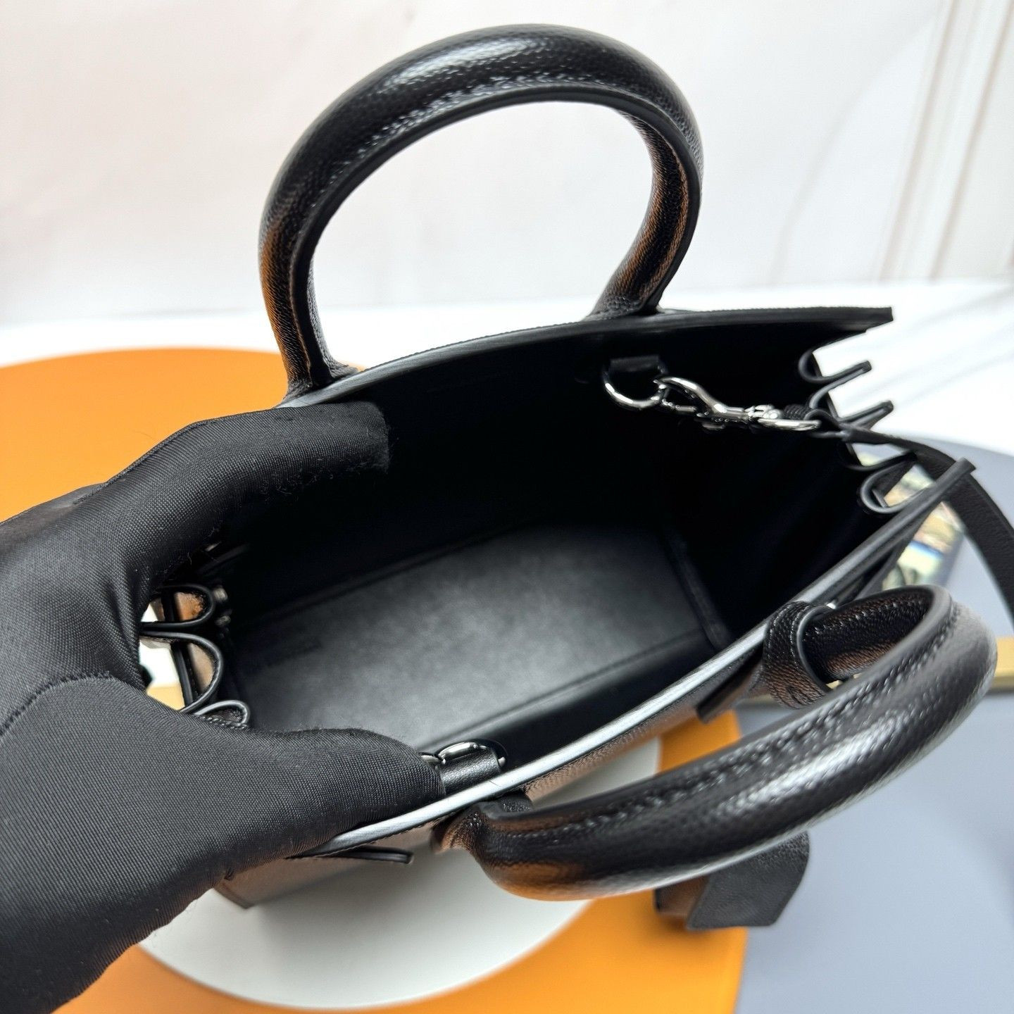 Y51 SAC DE JOUR IN GRAINED LEATHER NANO 22x17x9cm