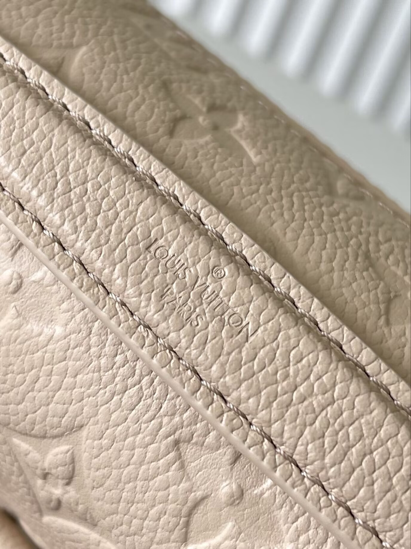 LV Pochette Metis EW M14322 21.5x13.5x6cm