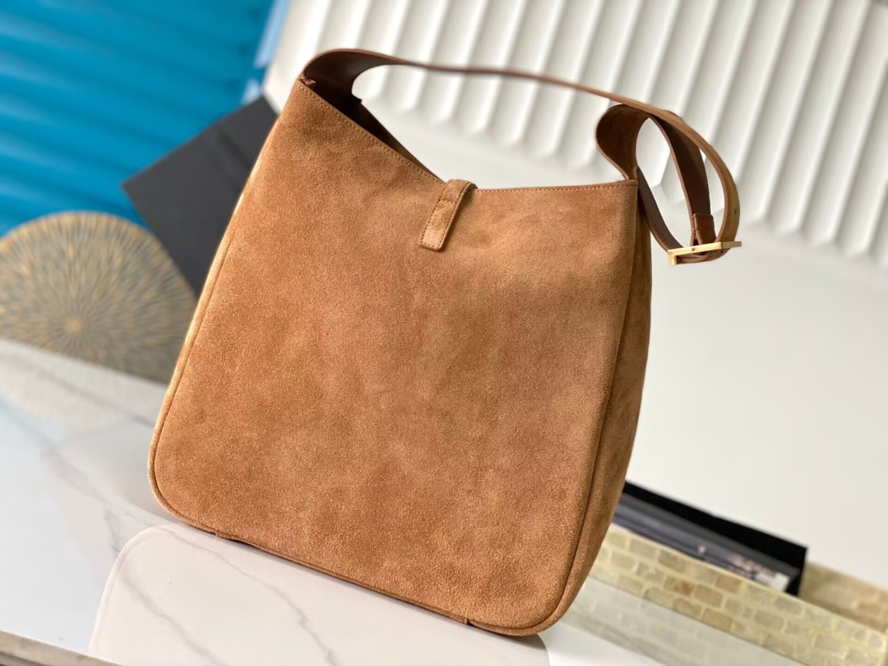 Y51 LE 5 À 7 S*pPLE LARGE IN SUEDE 30 X 31 X 13 CM