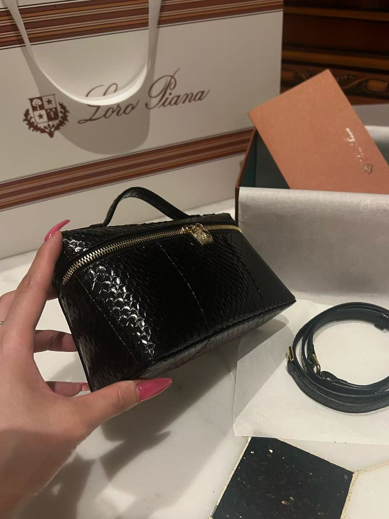 L0r0 P1ana Extra Pocket L19 Bag 11x19x6.5cm