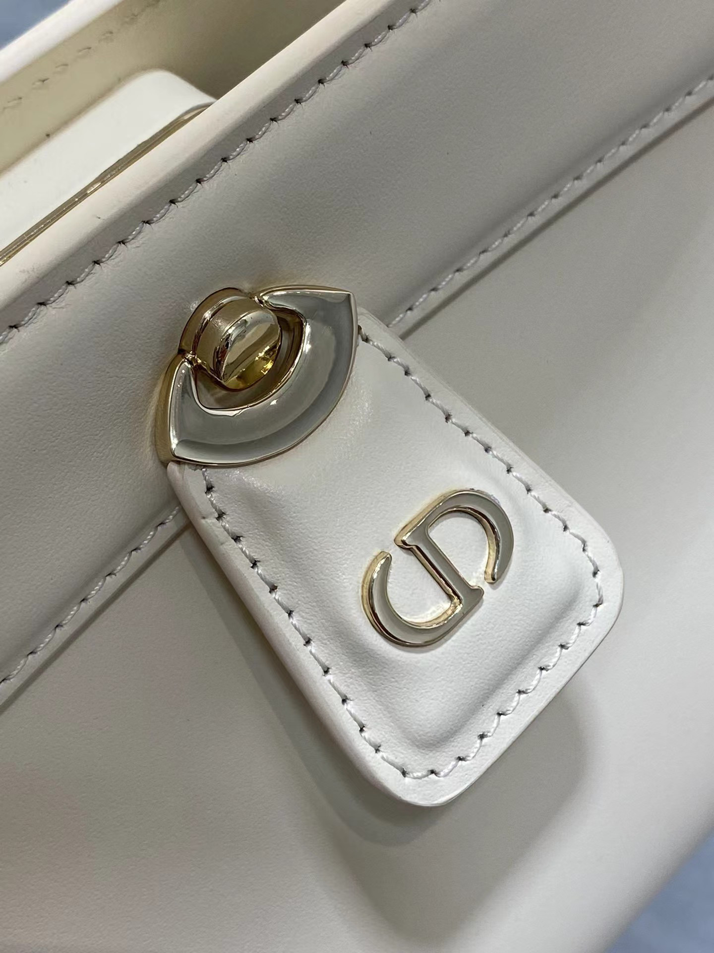 D10r Medium key bag 27 x 16.5 x 13.5cm