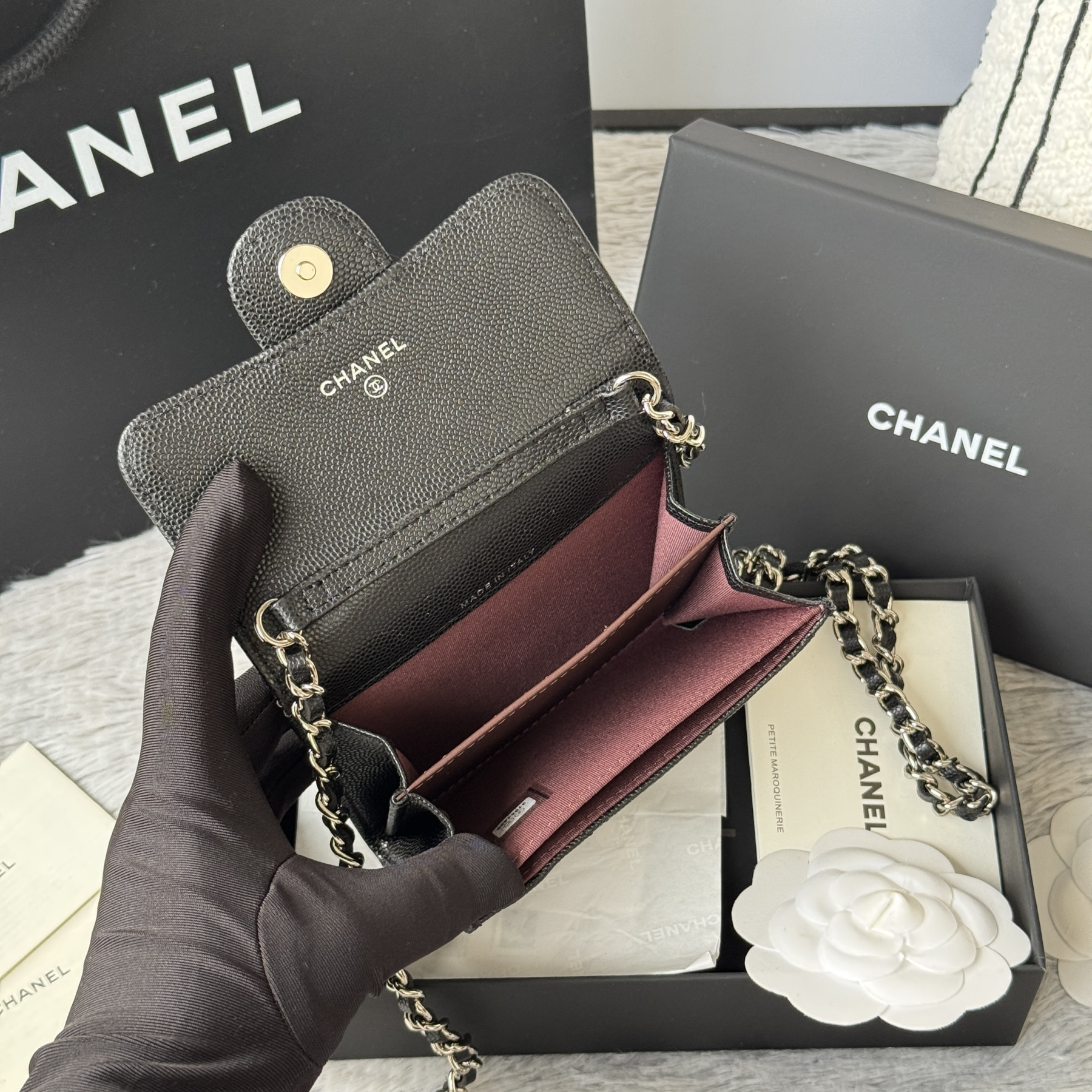 Ch**el wallet on chain 8.5x12.5x2.5cm