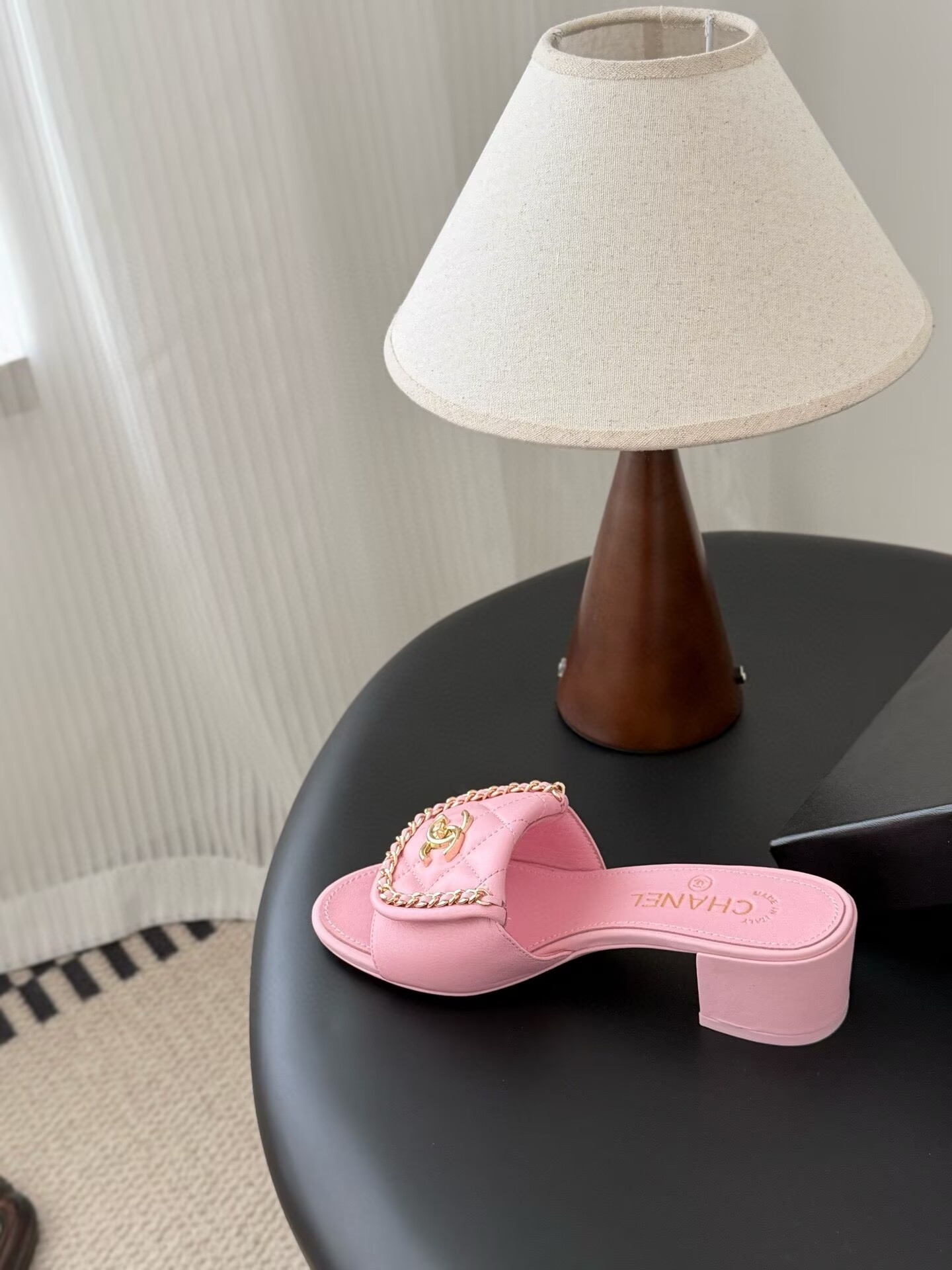 ua Ch**el slippers