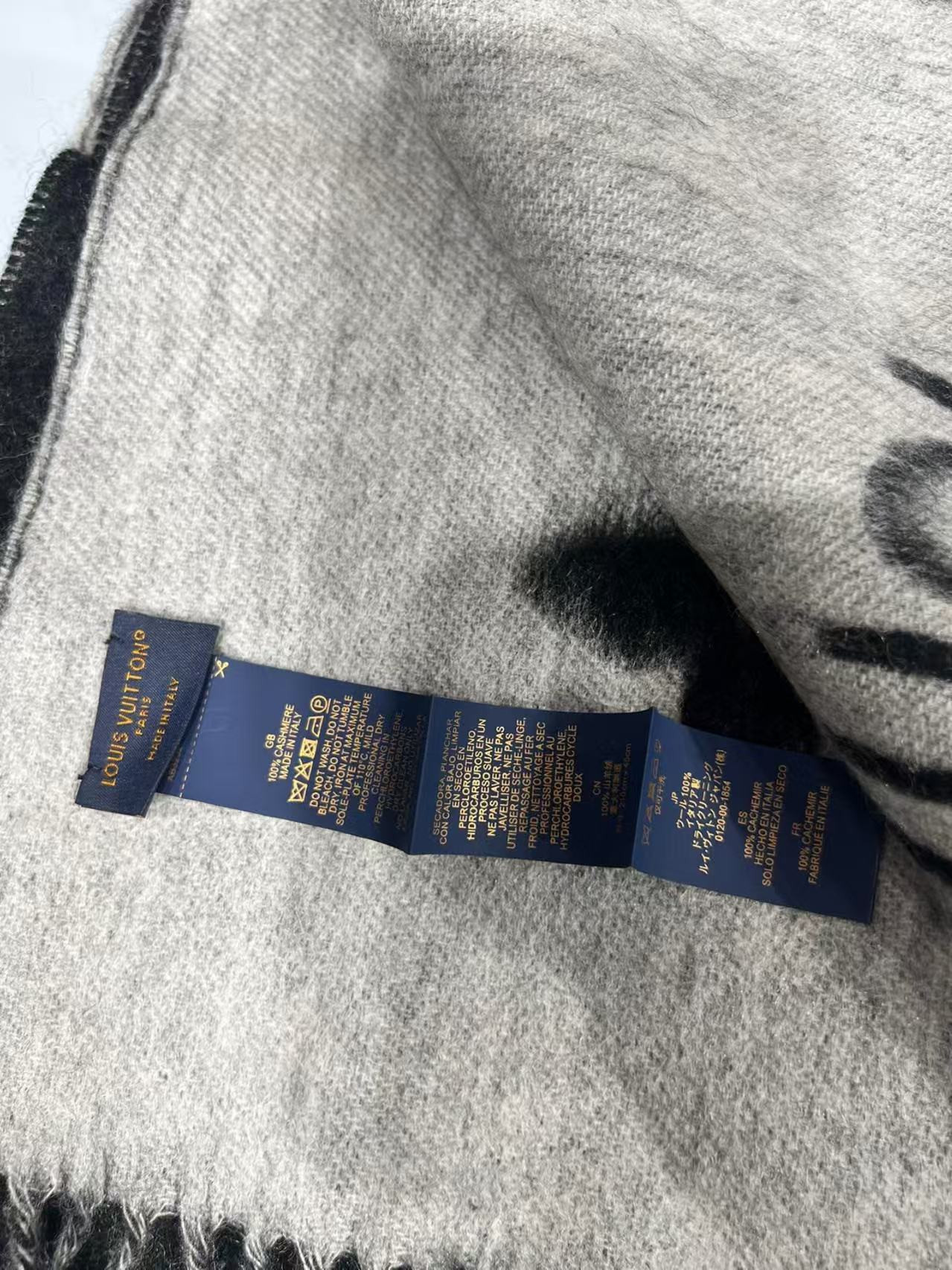 Louis Vuitton Reykjavik scarf