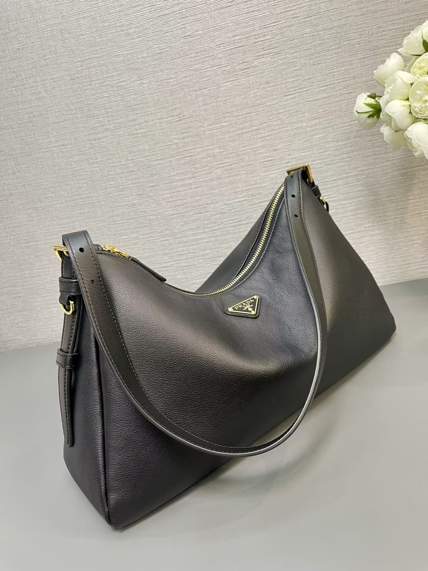 Pra*a Aimée large leather shoulder bag 39x23x12cm