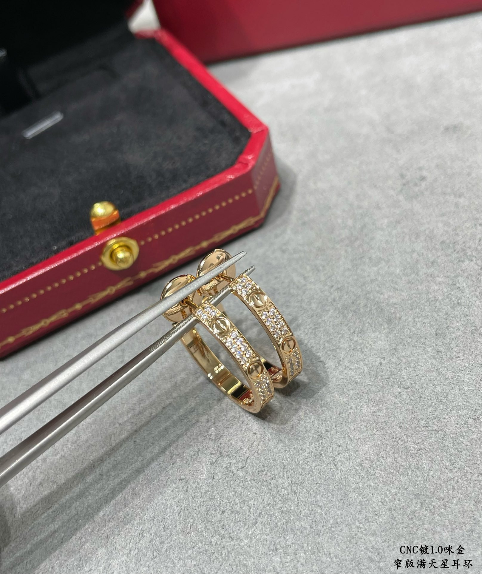 Ca*t1er narrow version of the star earrings