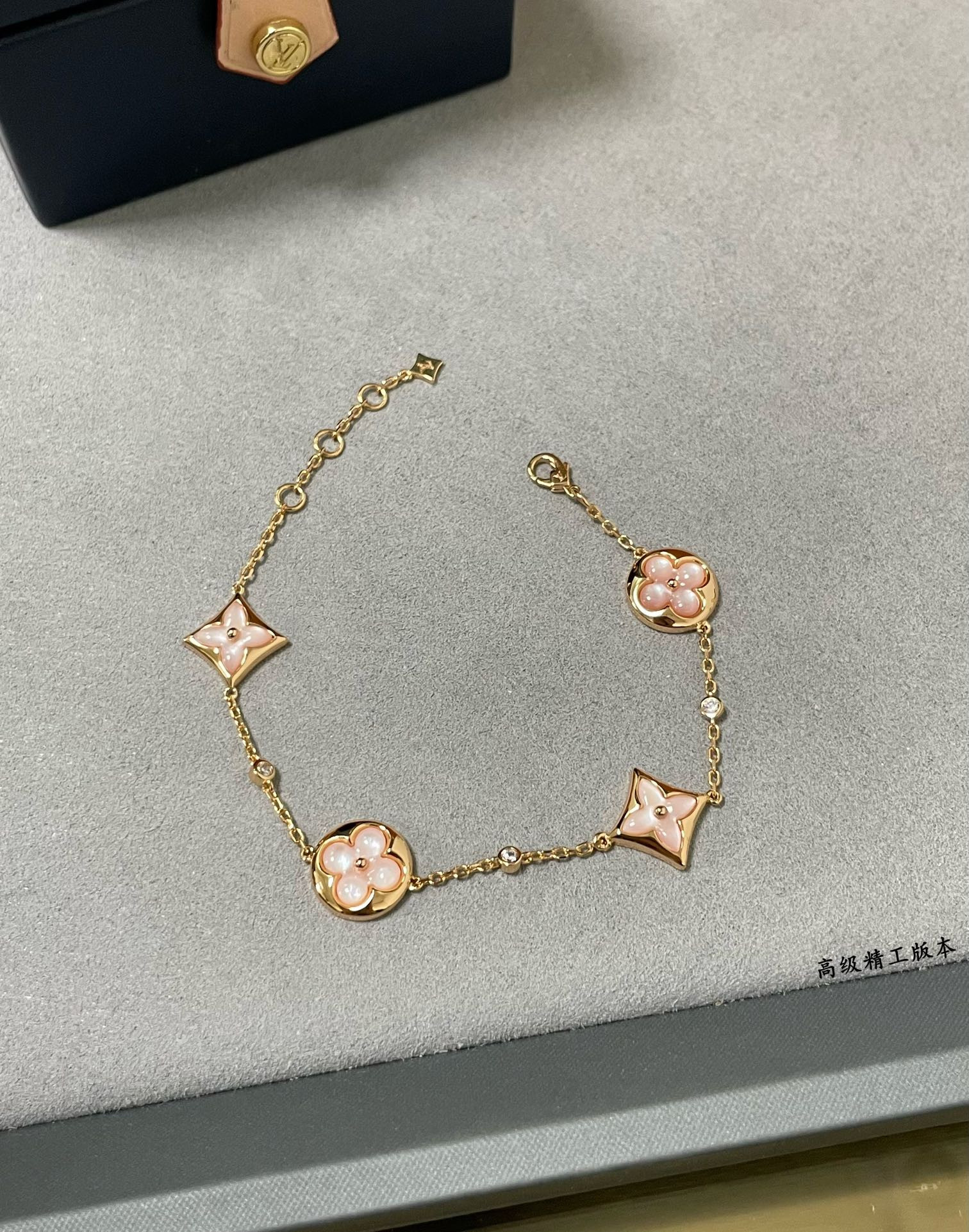 L0vis Vvtt0n Four-Flower High-End Mother-of-Pearl Bracelet