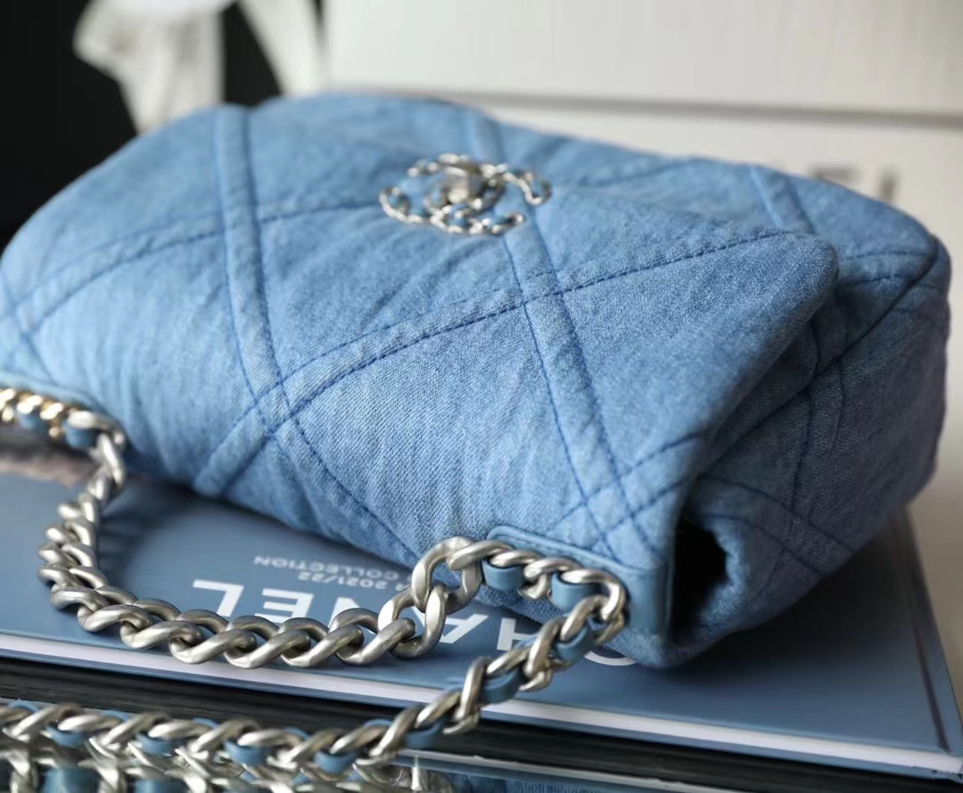 Ch**el denim quilted medium 19 bag 30cm