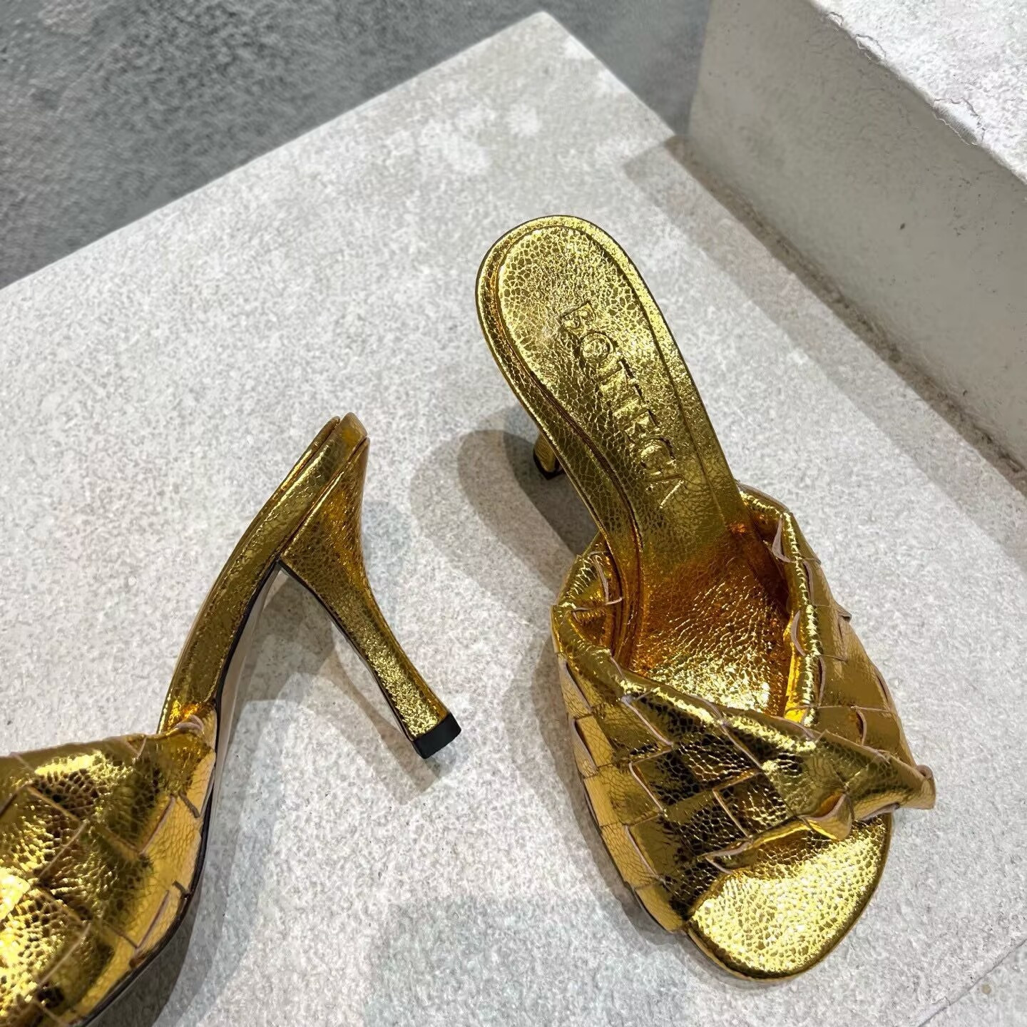 UA B0tt*ga Ven*ta Blink Slides