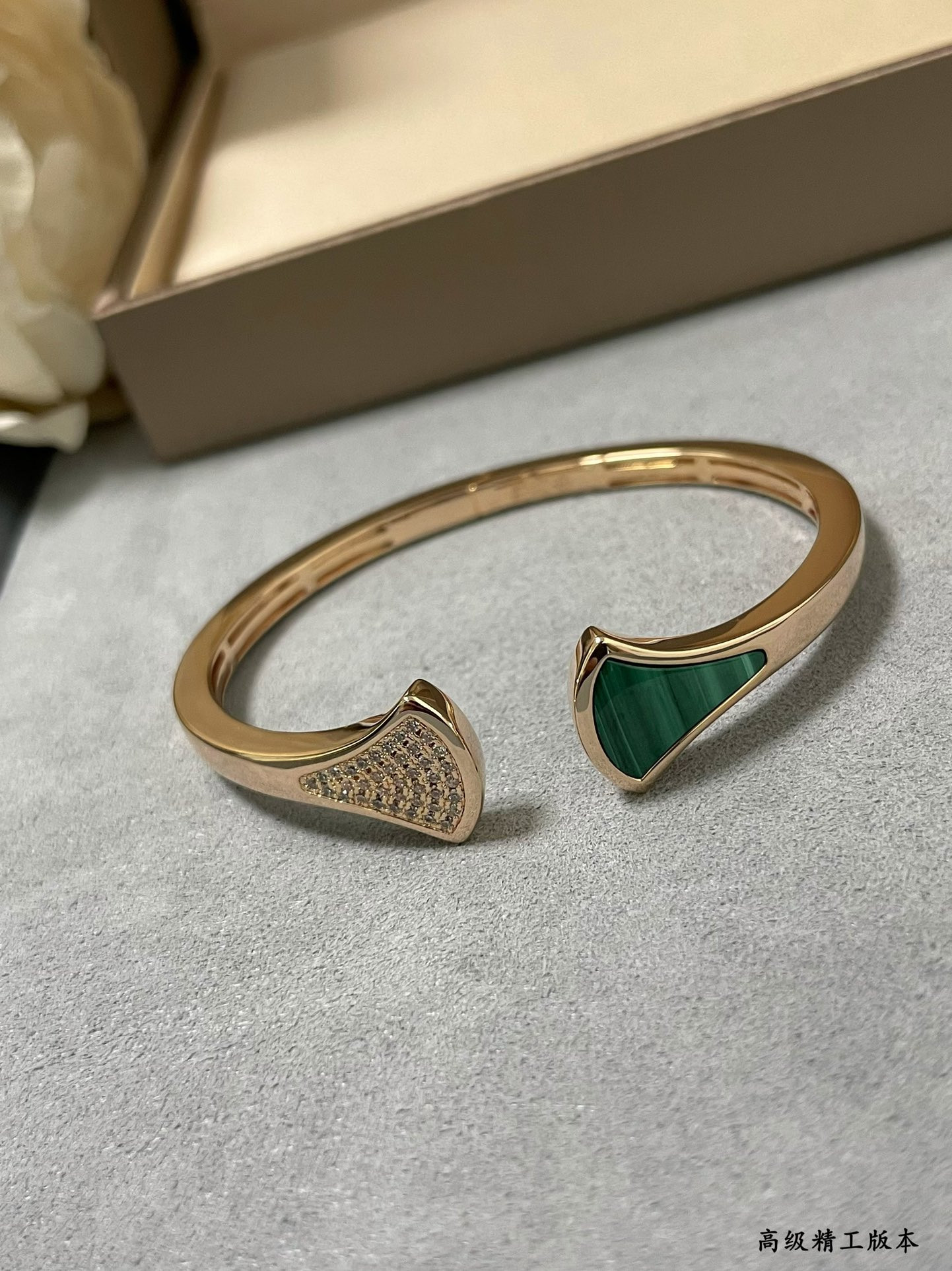 Bv1g*ai Natural Malachite Scalloped Skirt Bracelet