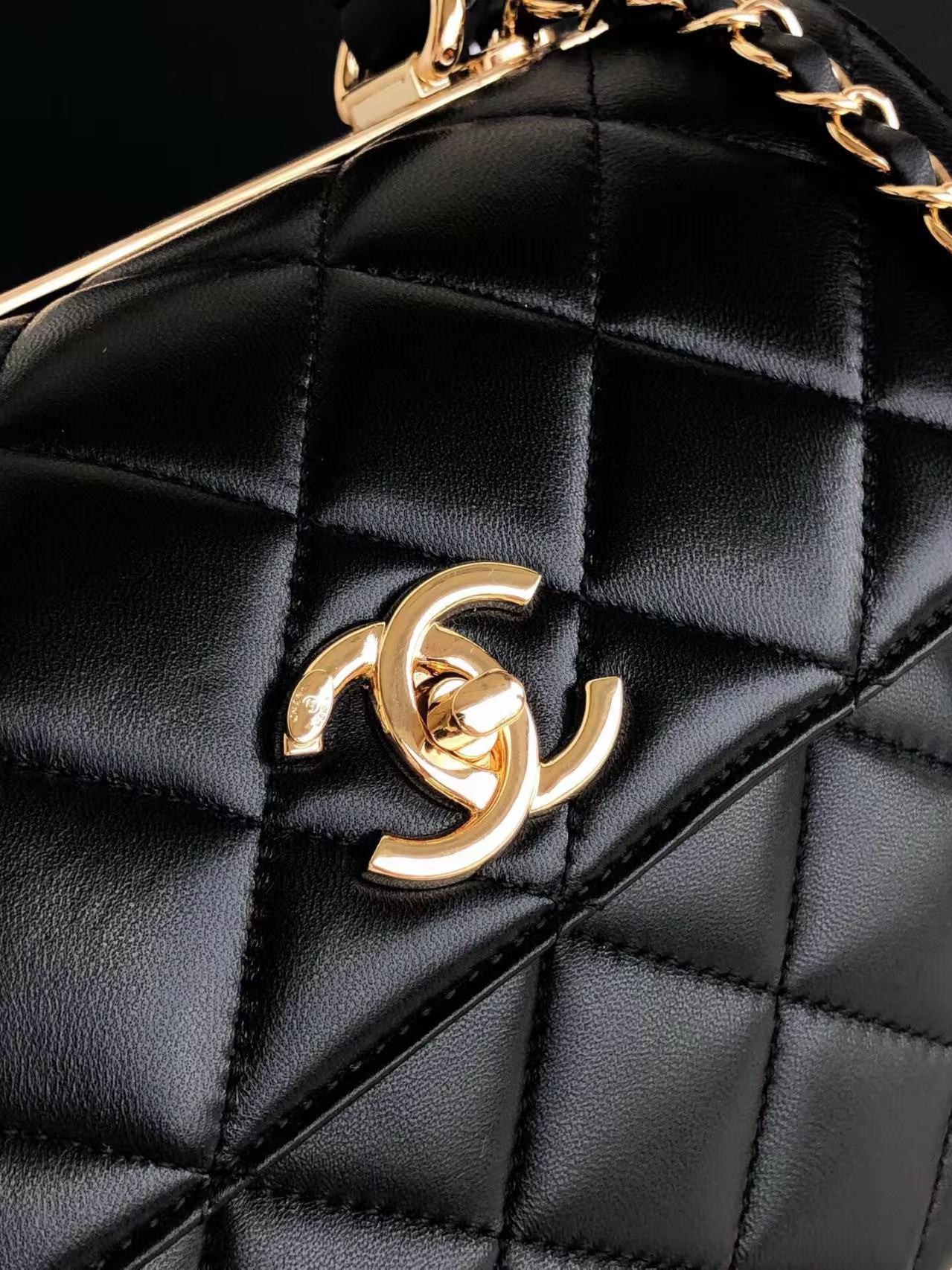 CHANEL FLAP BAG WITH TOP HANDLE 6.6 × 9.8 × 4.7 in