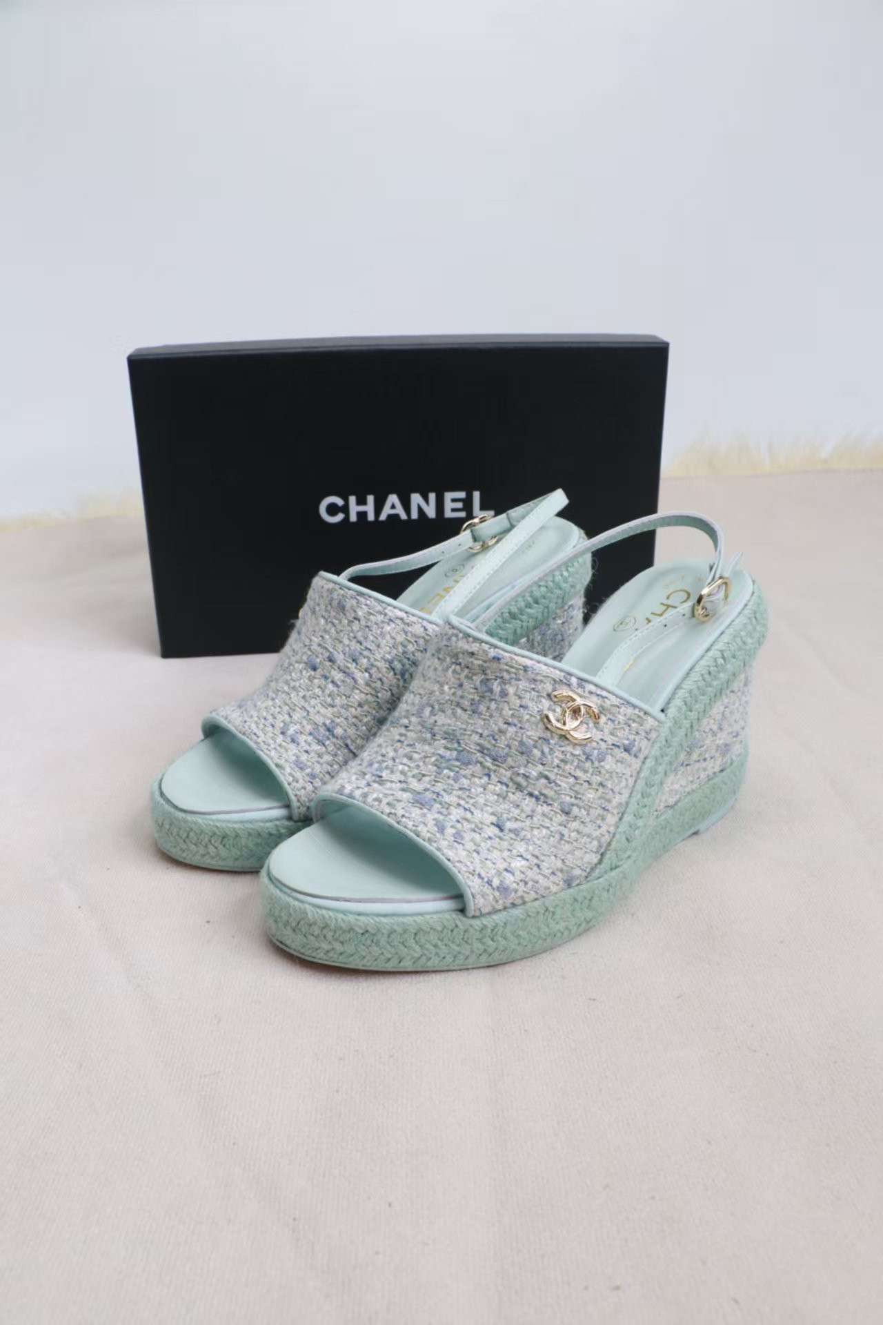 ua Ch**el sandals