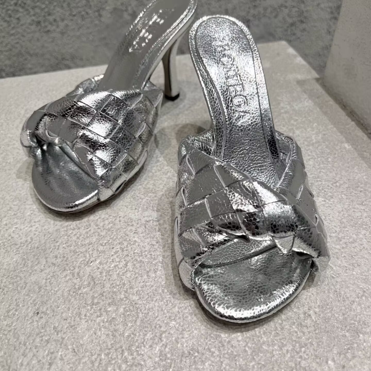 UA B0tt*ga Ven*ta Blink Slides