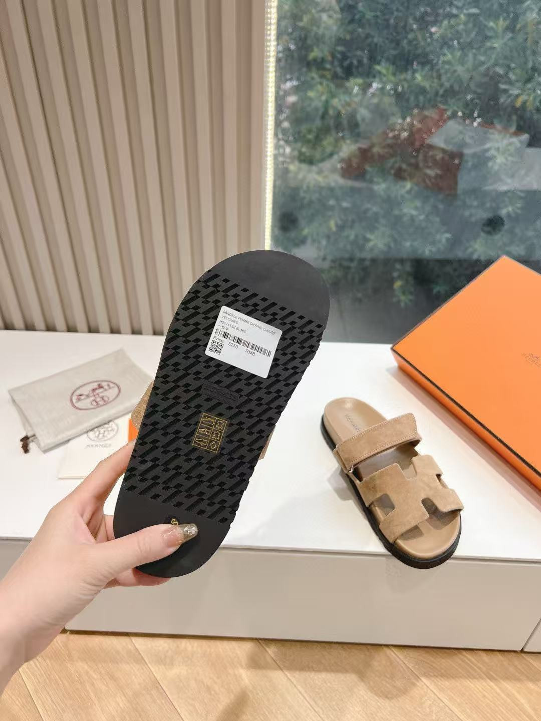 UA H**me5 Chypre Sandal