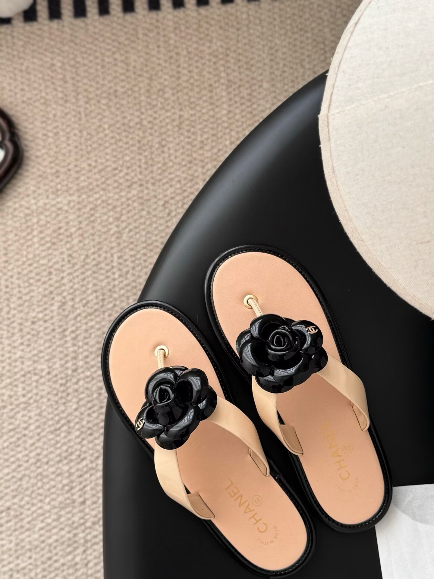 ua Ch**el thongs slides