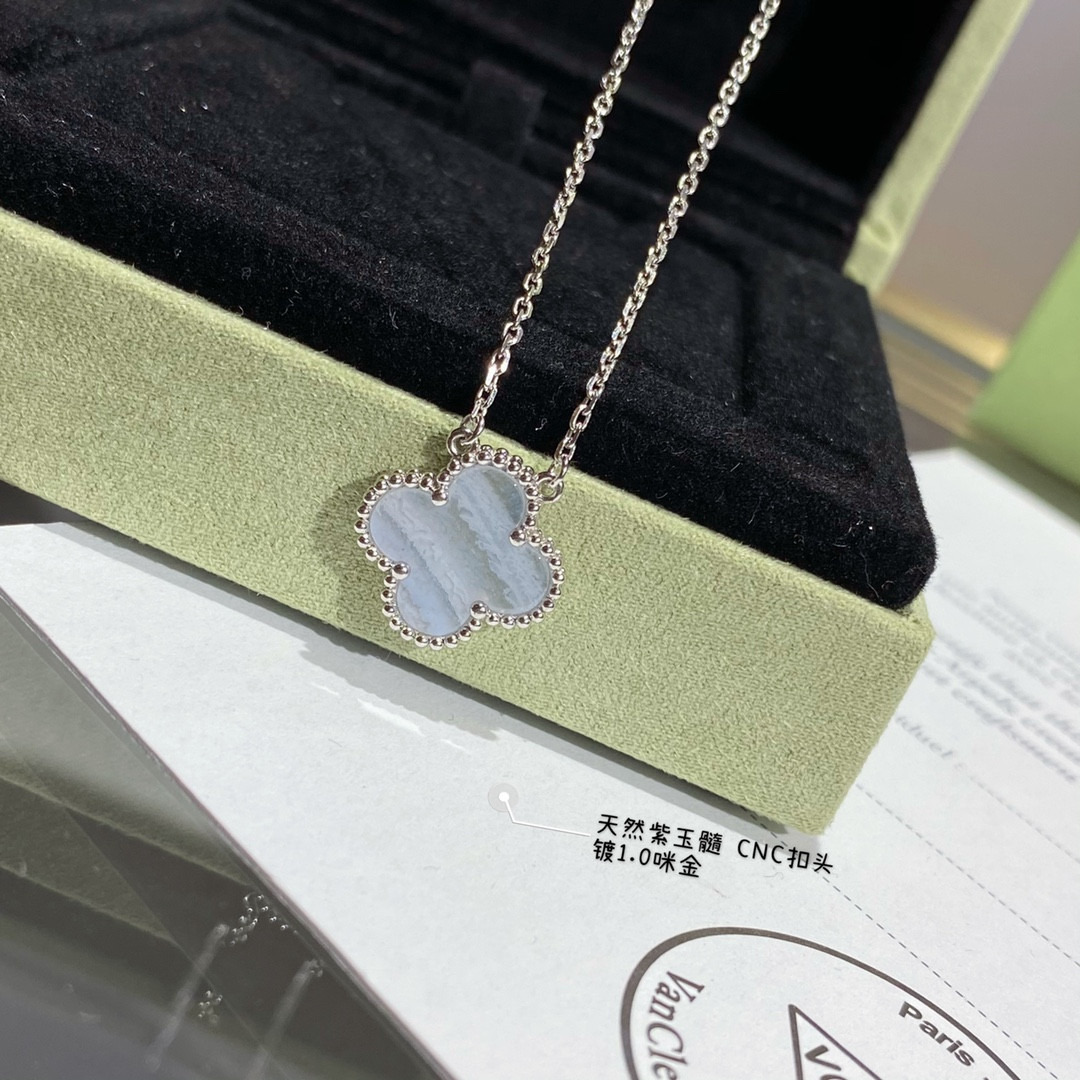 V*n Cl**f & Arpels Medium Classic Natural purple chalcedony four-leaf clover Necklace Diameter approx 1.5cm,Chain length approx 40+5cm
