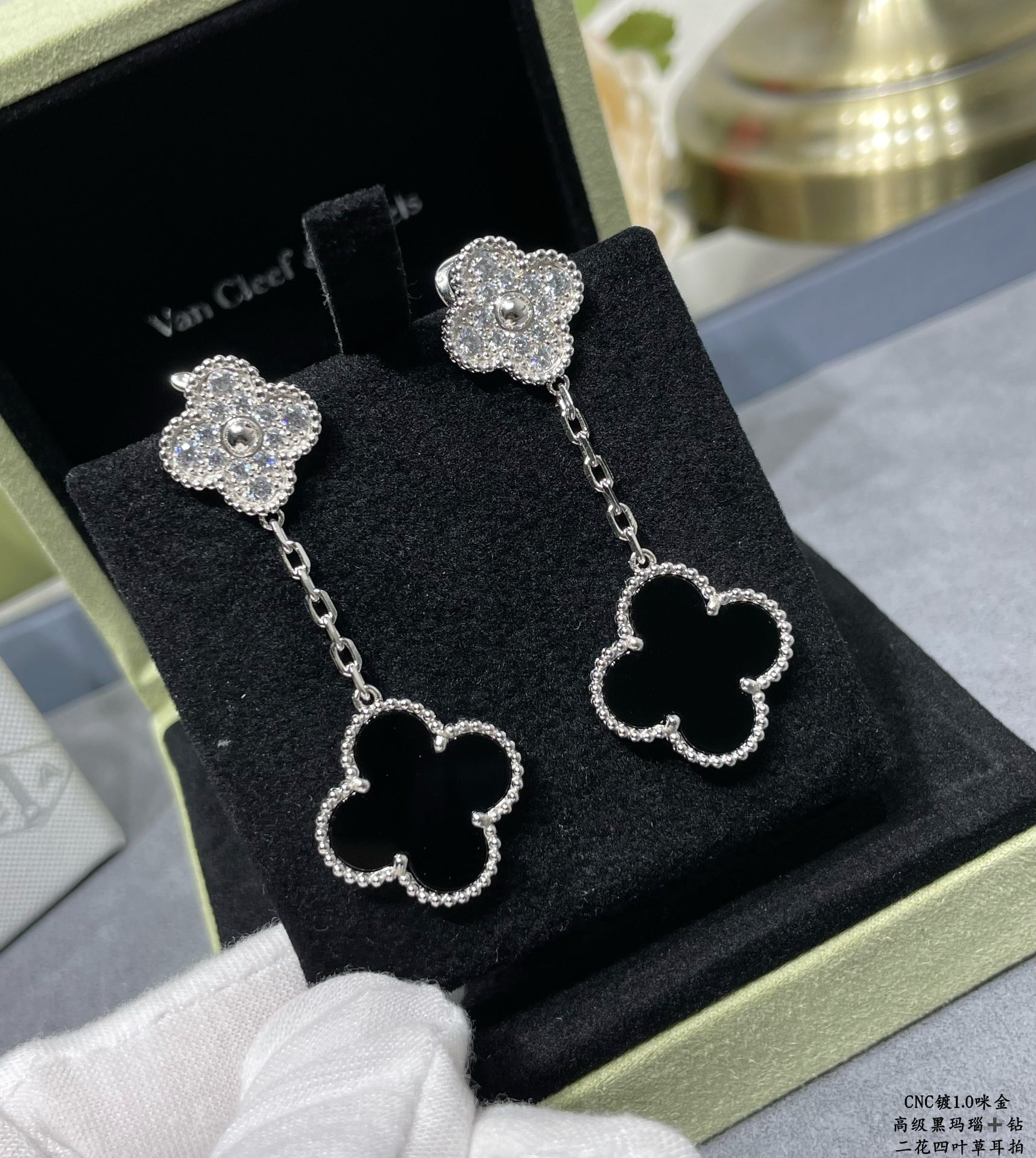 V*n Cl**f & Arpels High-grade black agate with D1am0nd two-flower four-leaf clover Earrings