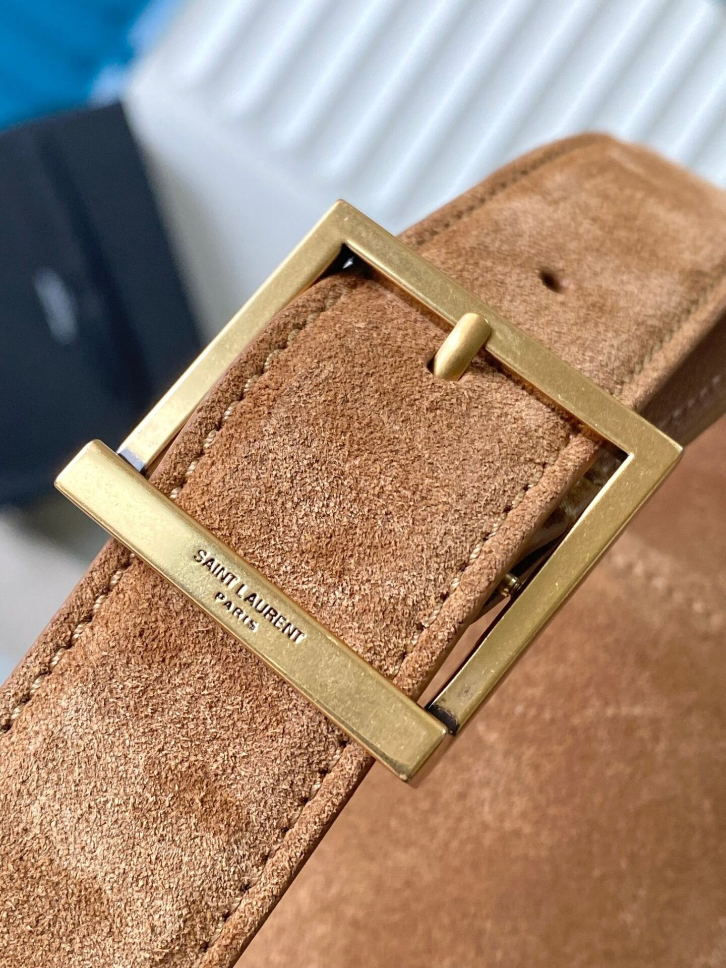 Y51 LE 5 À 7 S*pPLE LARGE IN SUEDE 30 X 31 X 13 CM