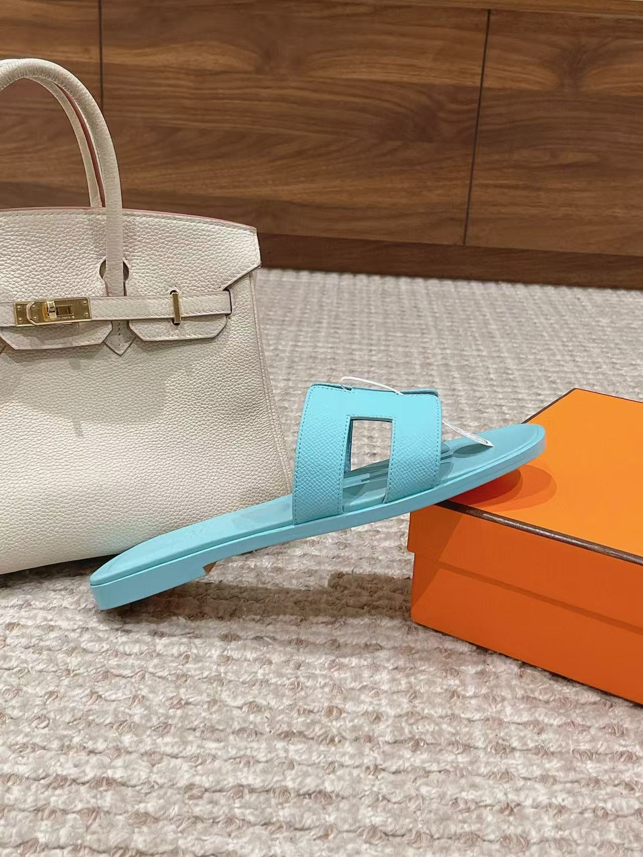 UA H**me5 Oran sandal