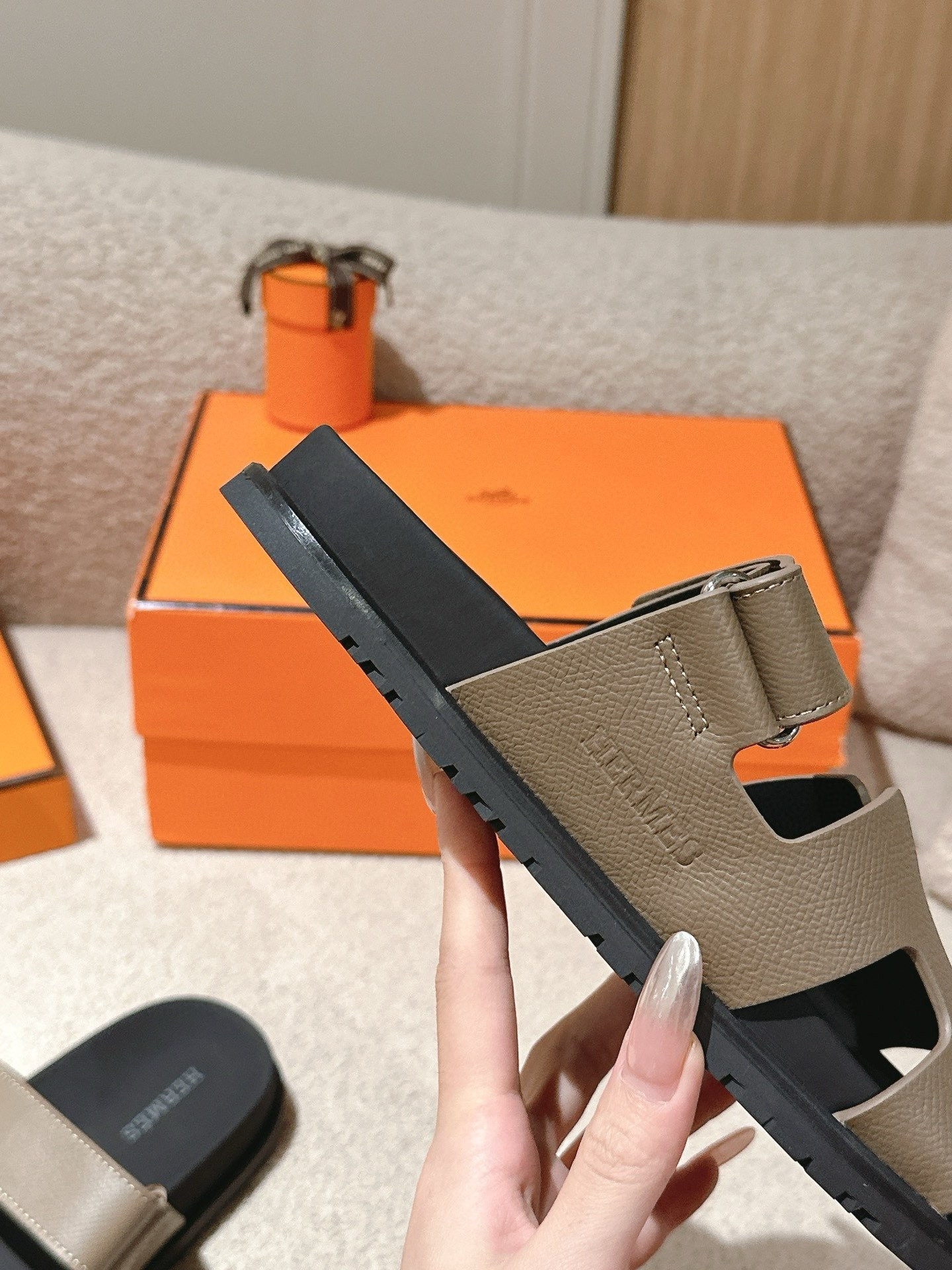 UA H**me5 Chypre sandal