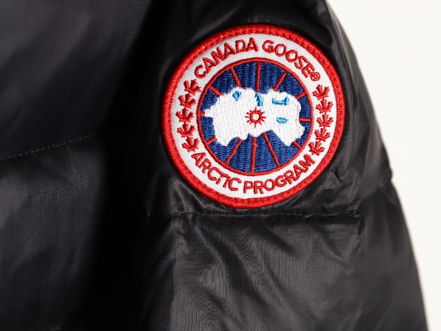 Can*a G00se Short Puffer jacket