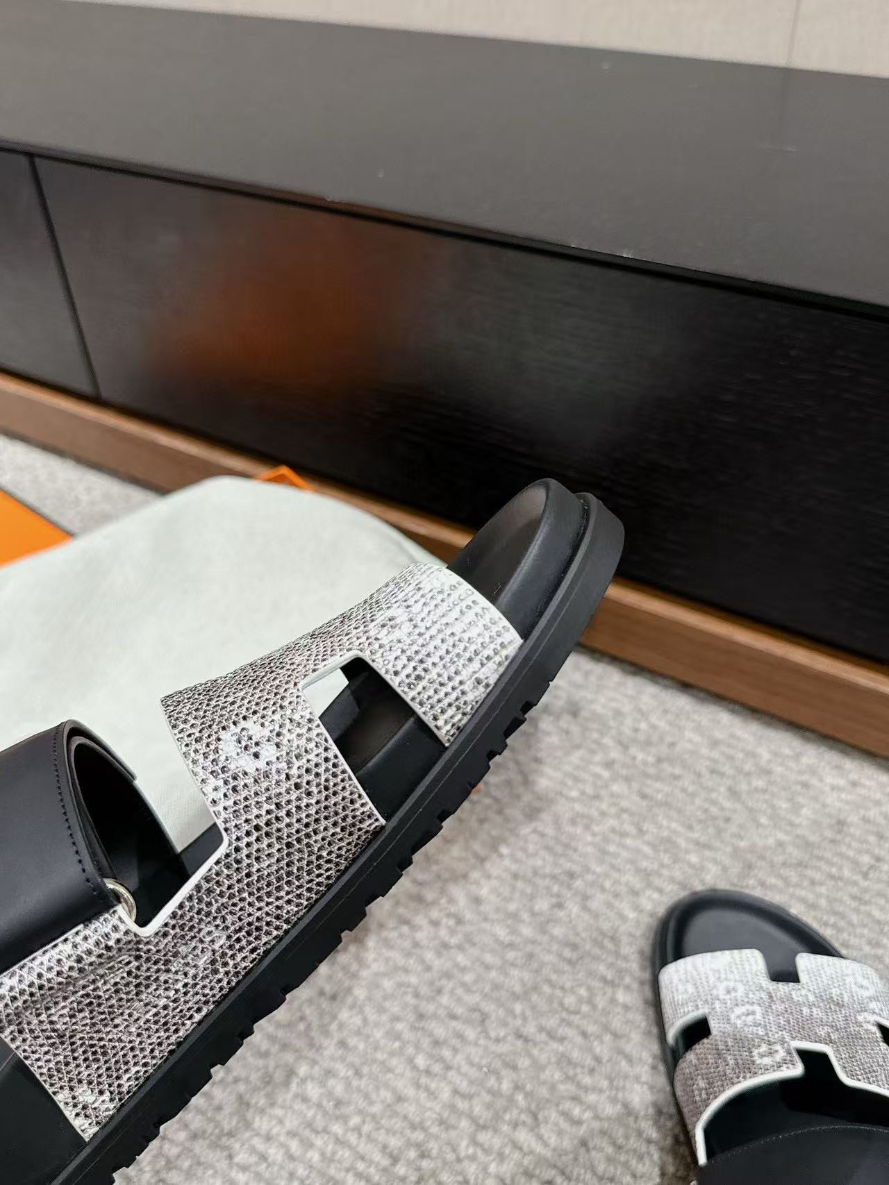 UA H**me5 Chypre Sandal