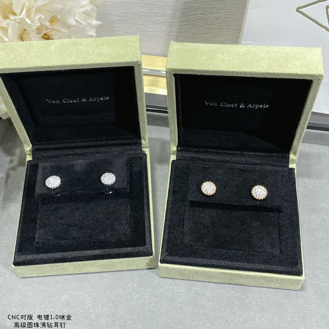 V*n Cl**f & Arpels round bead full D1am0nd earrings