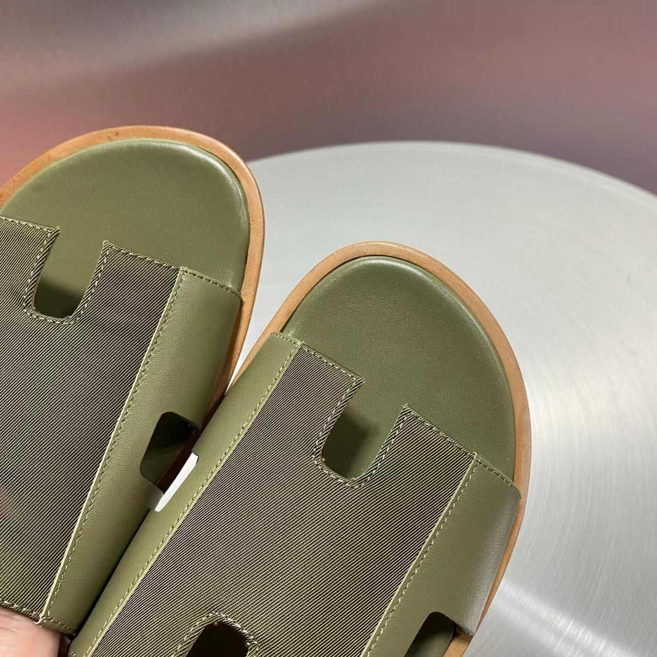 UA H**me5 Izmir sandal