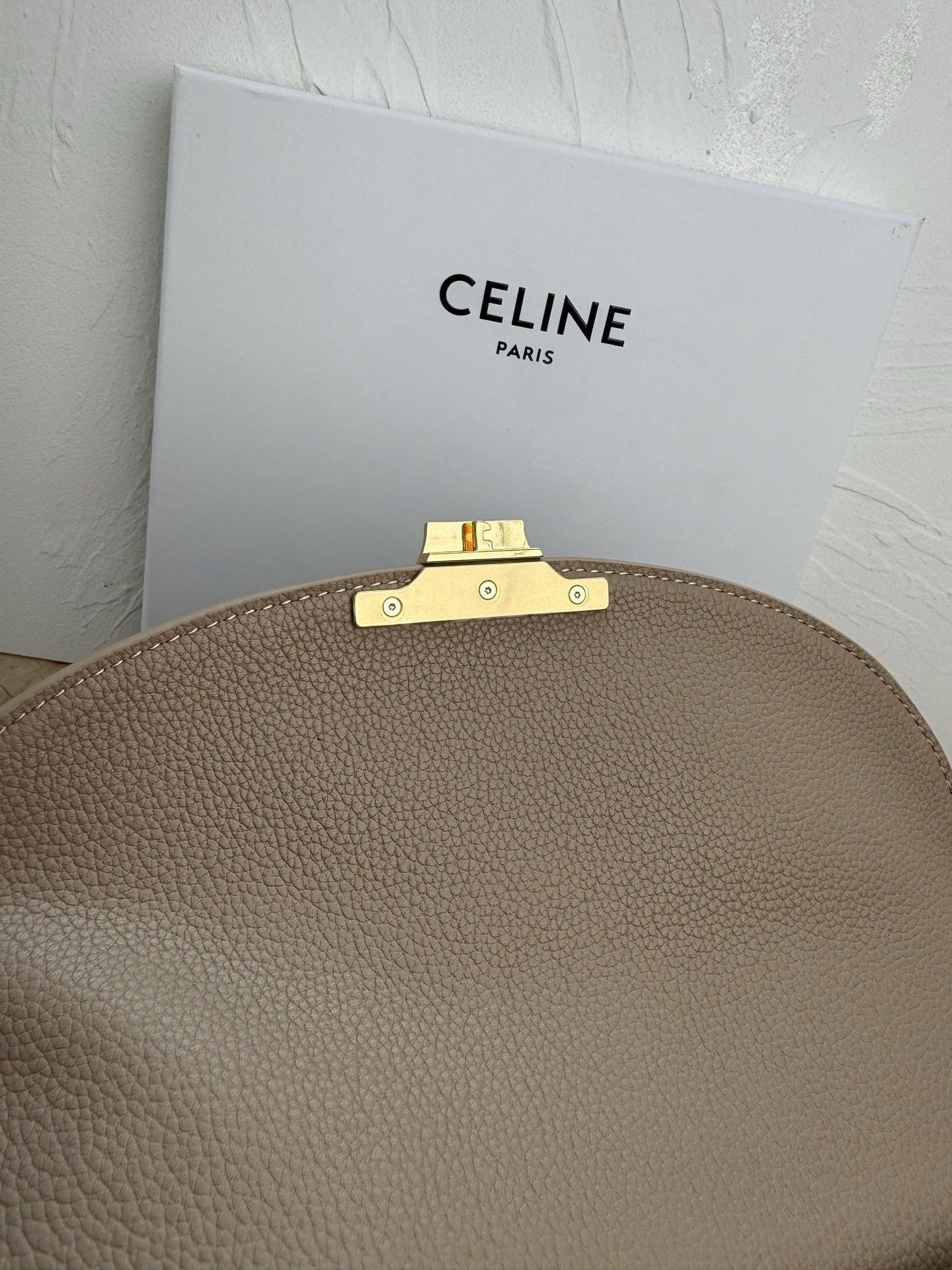 Ce1i*e Medium Nino Bag In S*pple Graind Calfskin 25x17.5x10cm